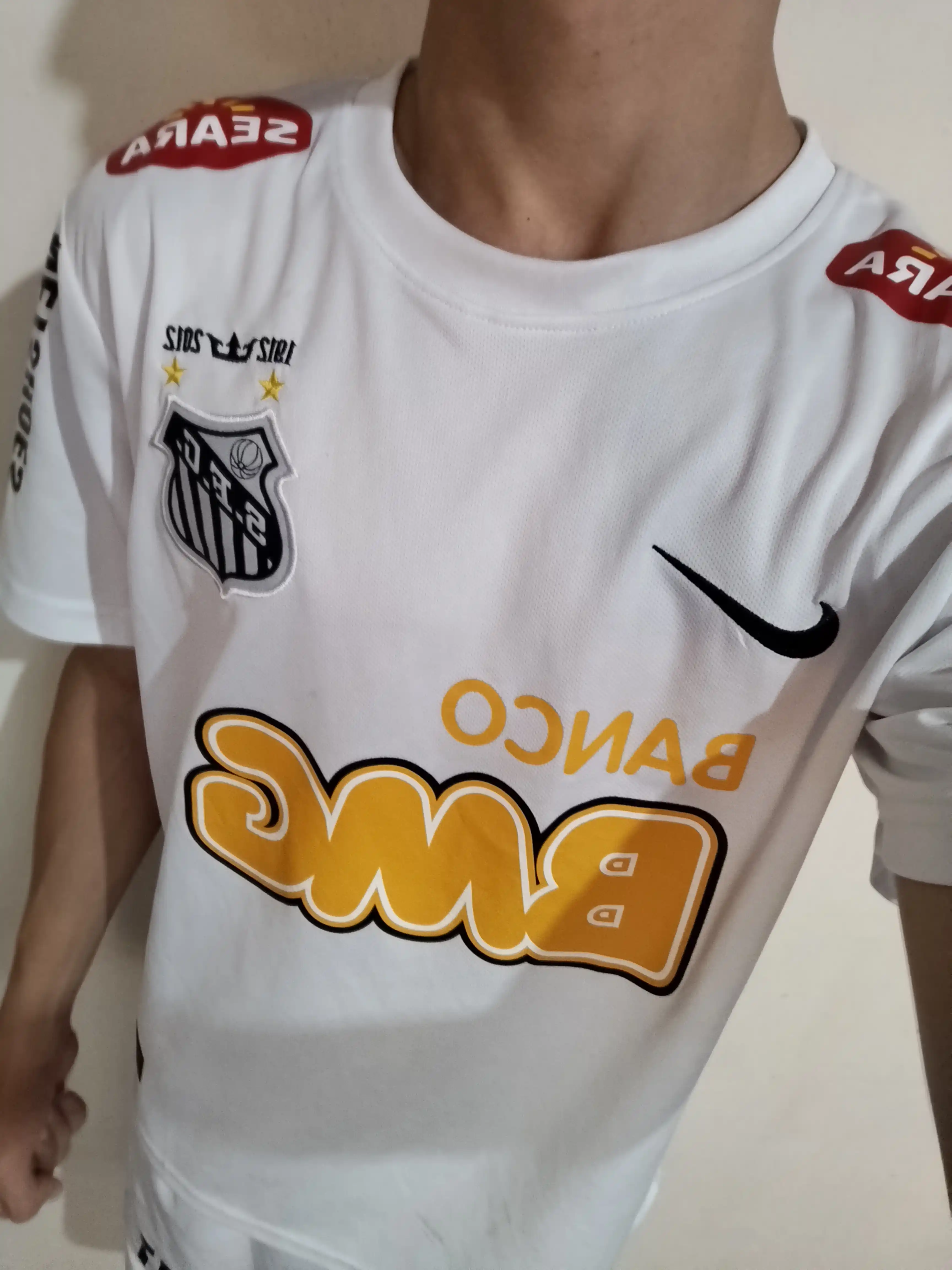 Neymarning Santosdagi klassik oq libosi - oddiylik va afsonaviy uslub