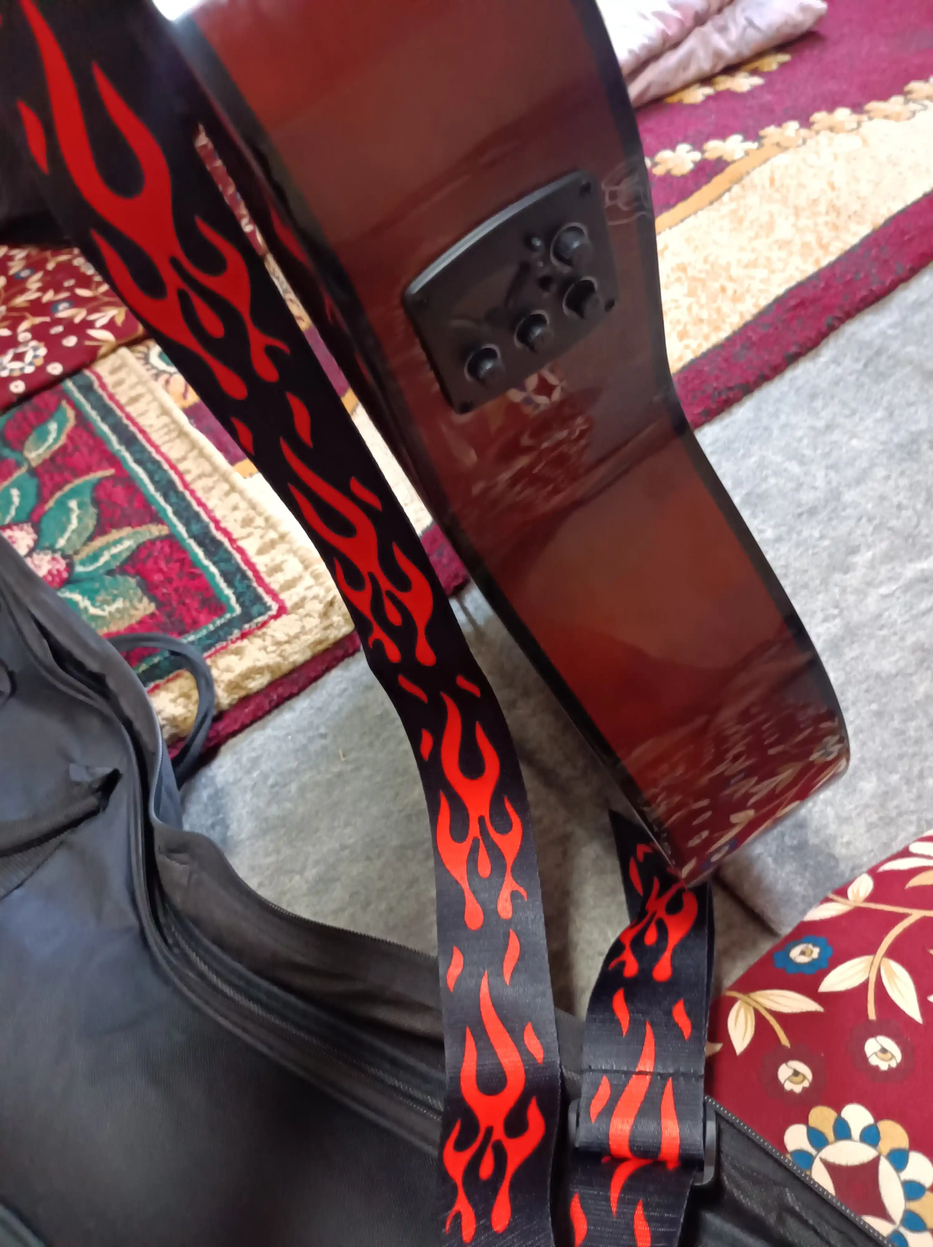Gitara uchun kamar, universal kamar