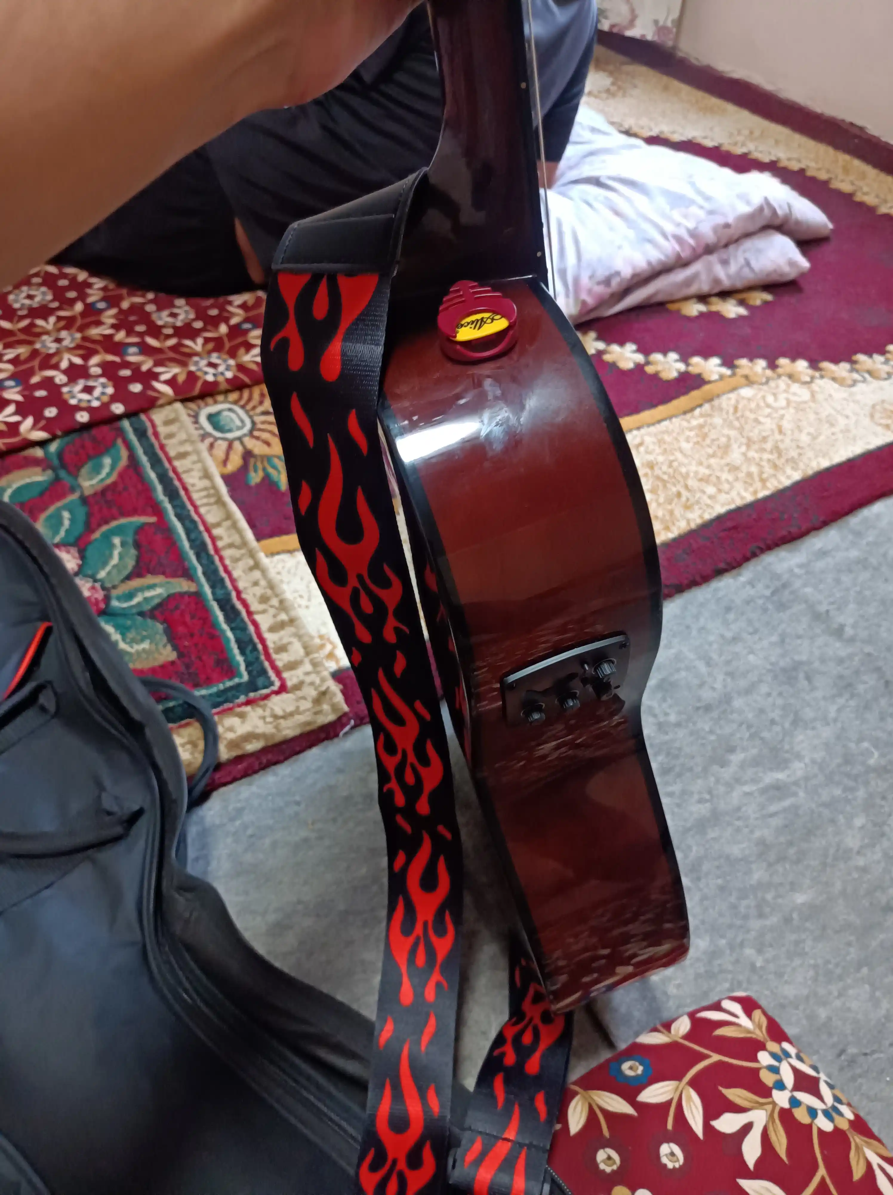 Gitara uchun kamar, universal kamar