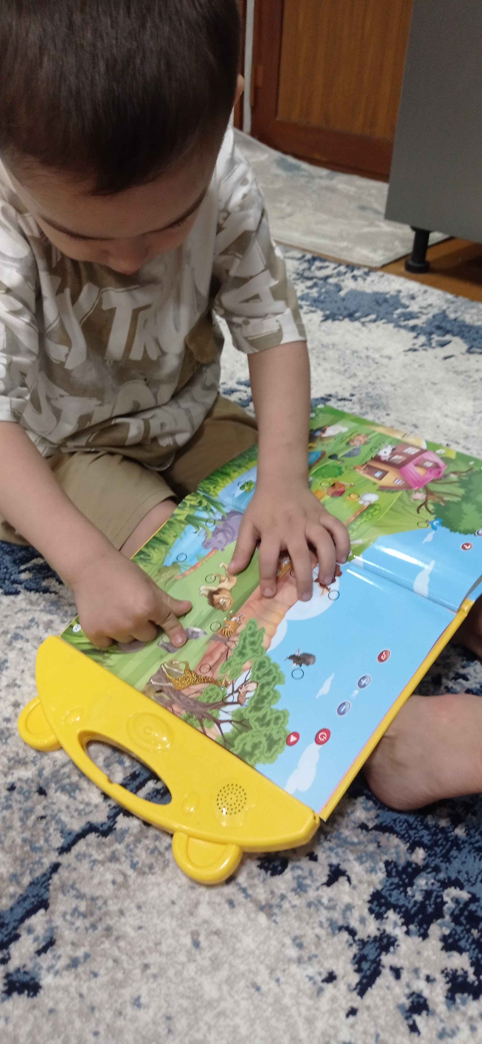 Bolalar uchun rus tilidagi o'quv kitobi, gapiruvchi kitob