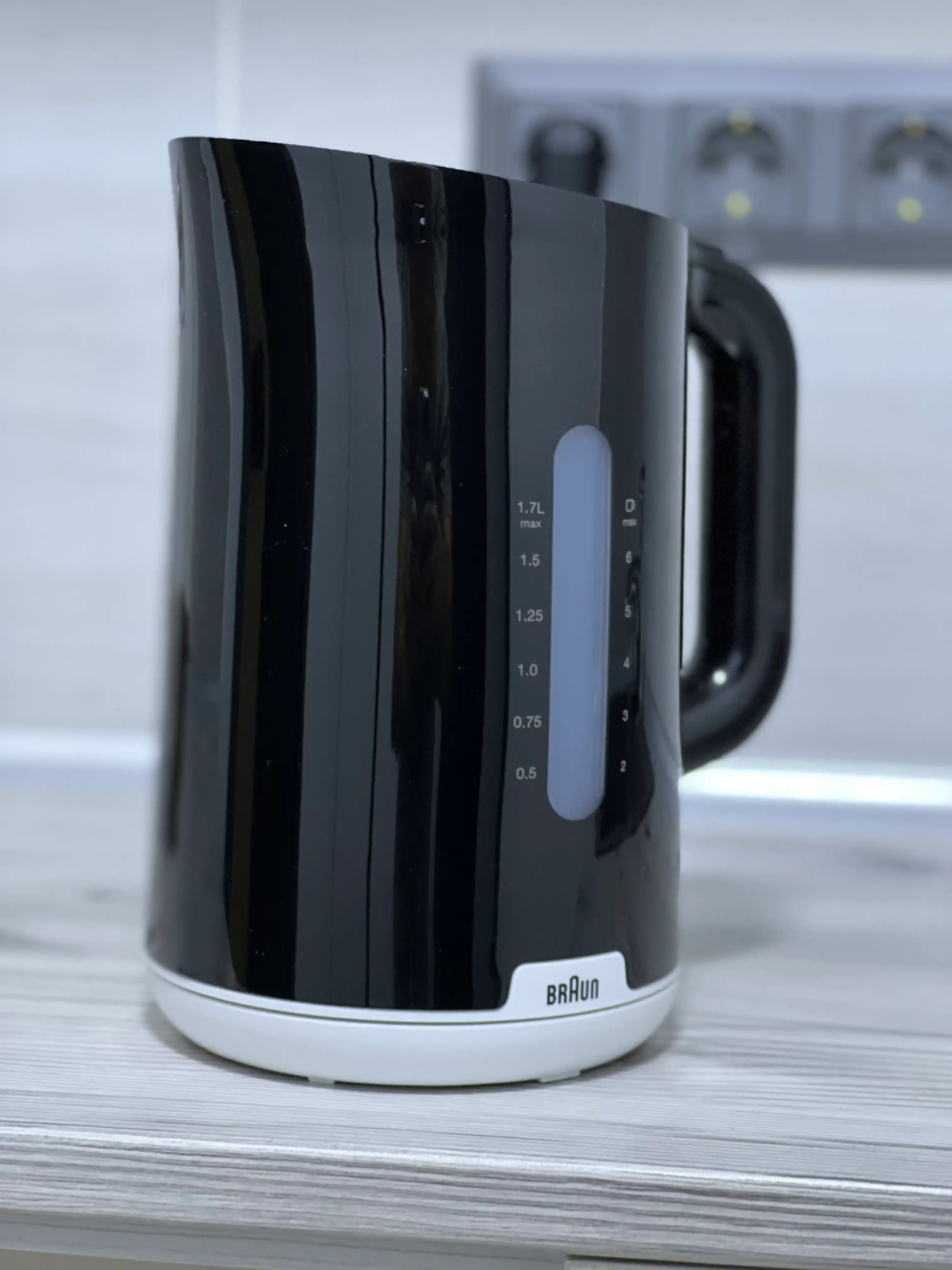 Braun Breakfast 1 WK1100BK elektr choynak, 1,7 l, 2200 Vt, filtr, avtomatik o‘chirish