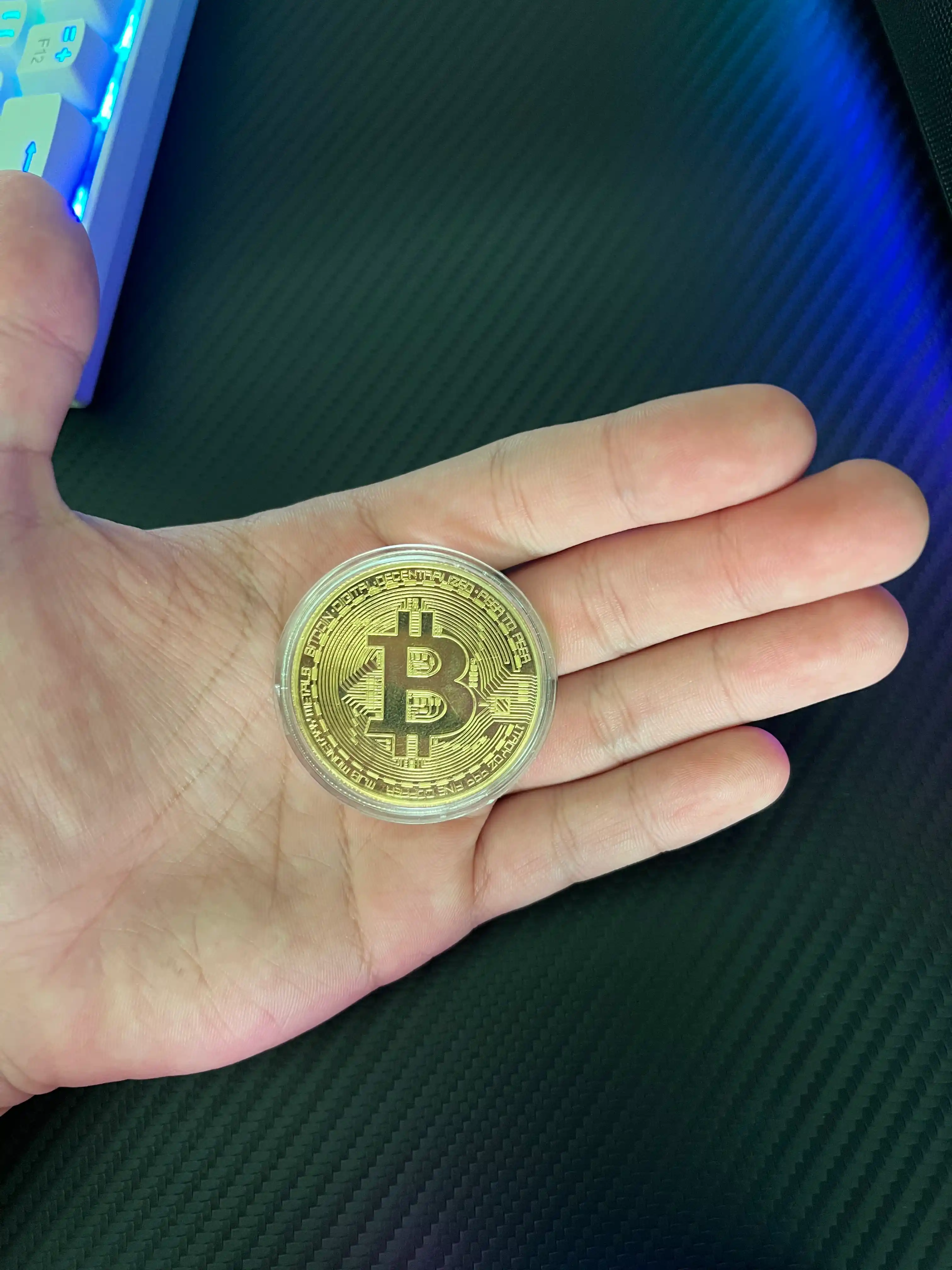 Suvenir "Bitcoin" tangasi, kriptovalyuta plastik idishda