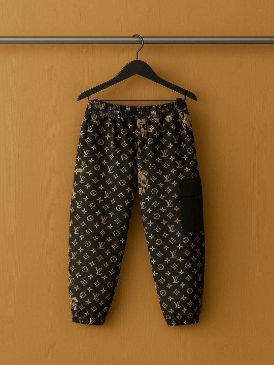 Louis Vuitton Kids T-futbolka va monogrammali sport shimlari, o‘g‘il bolalar uchun