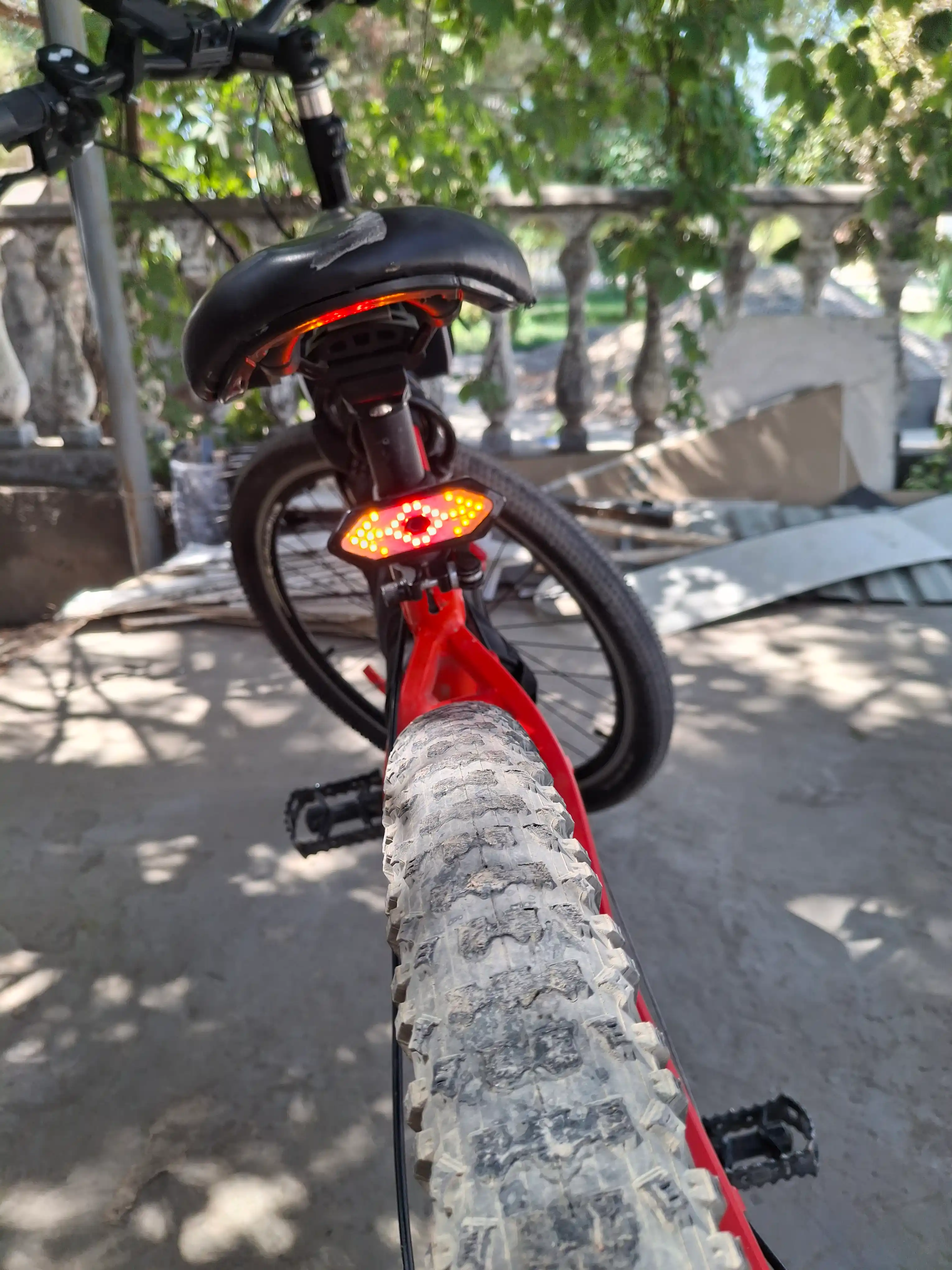 Velosiped uchun burilish chirog'i, sirena, tormoz chiroqining ko'p funksiyali dizayni