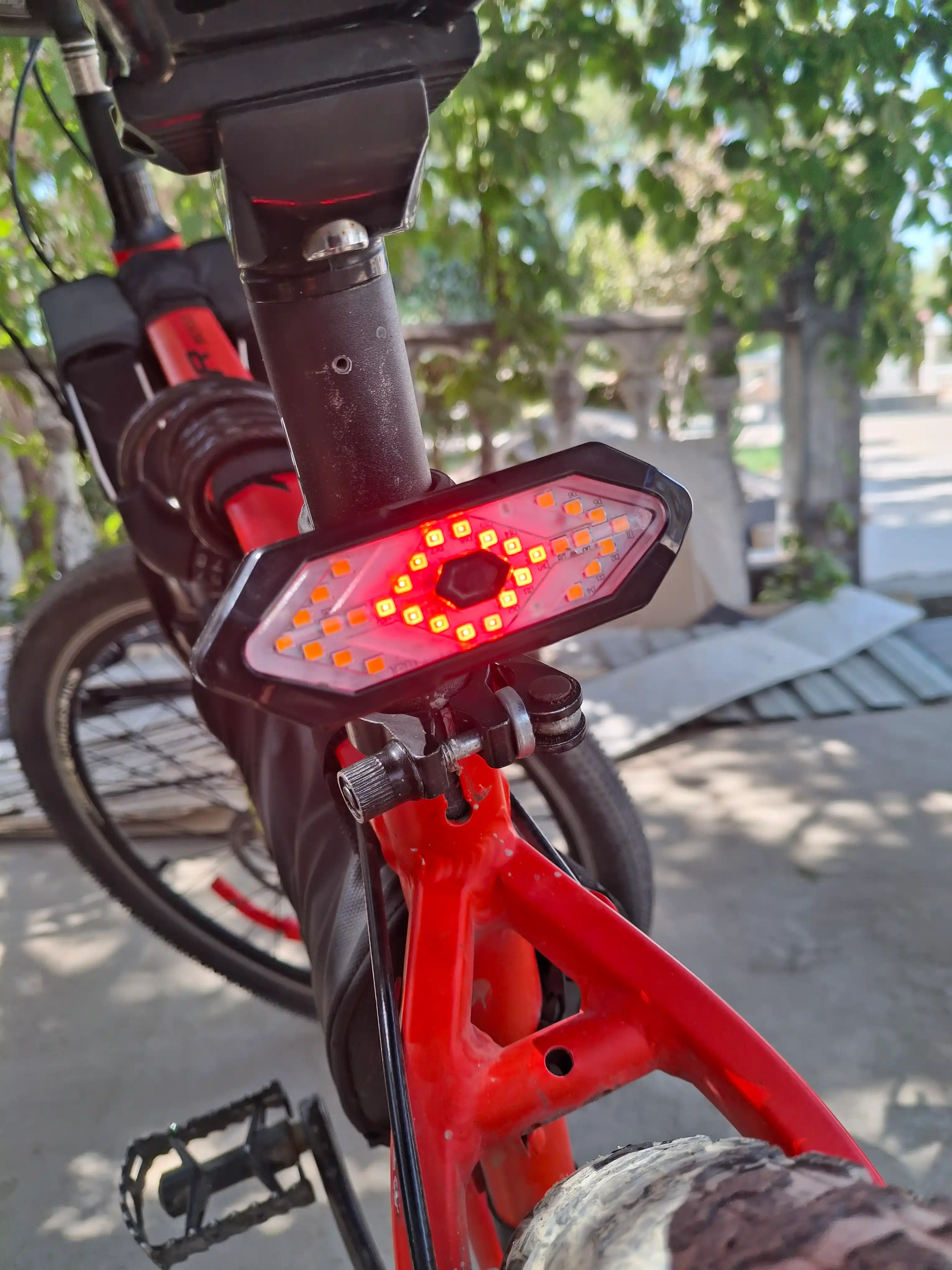 Velosiped uchun burilish chirog'i, sirena, tormoz chiroqining ko'p funksiyali dizayni