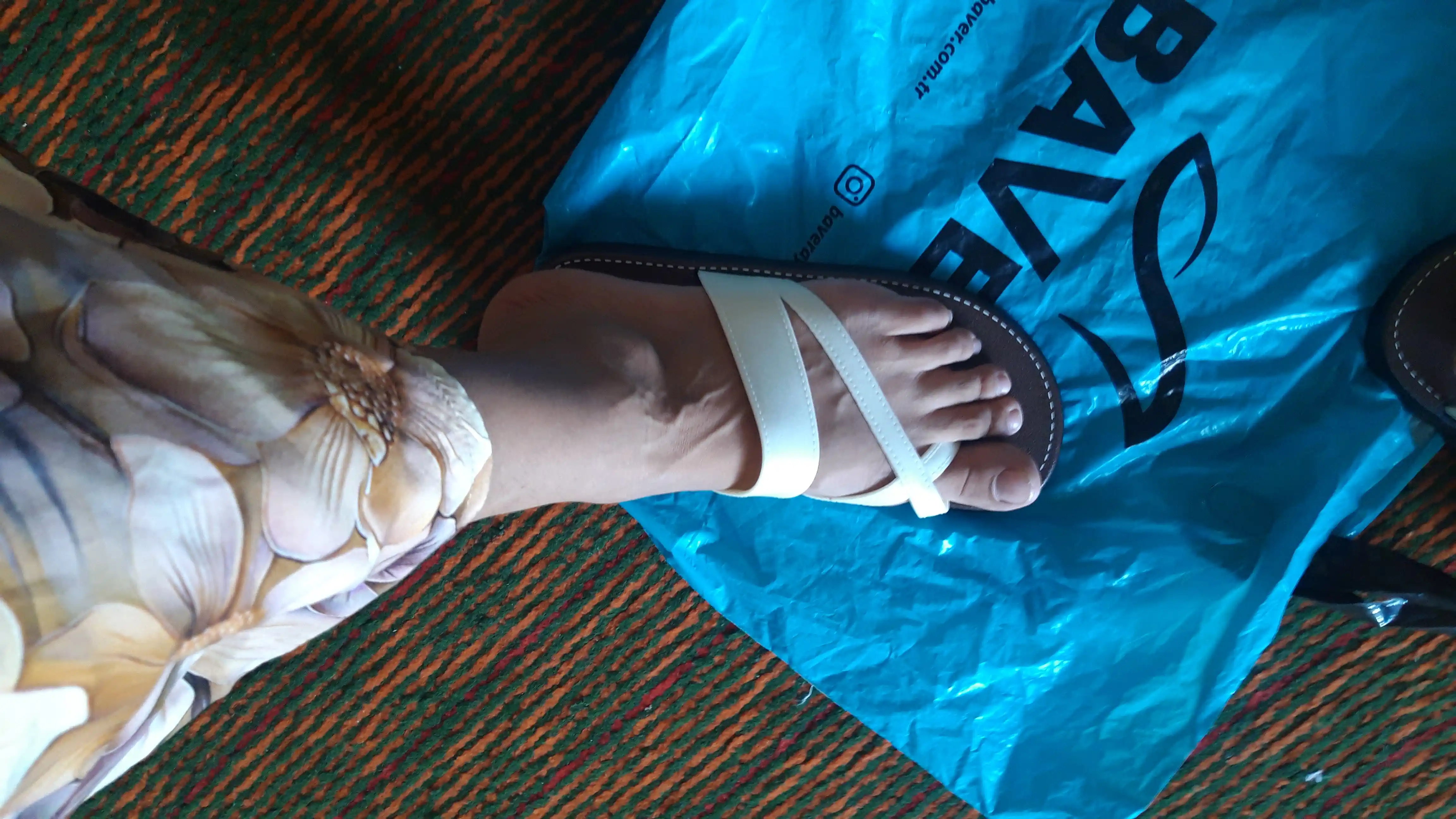 Ayollar flip-floplari, yoz, engil