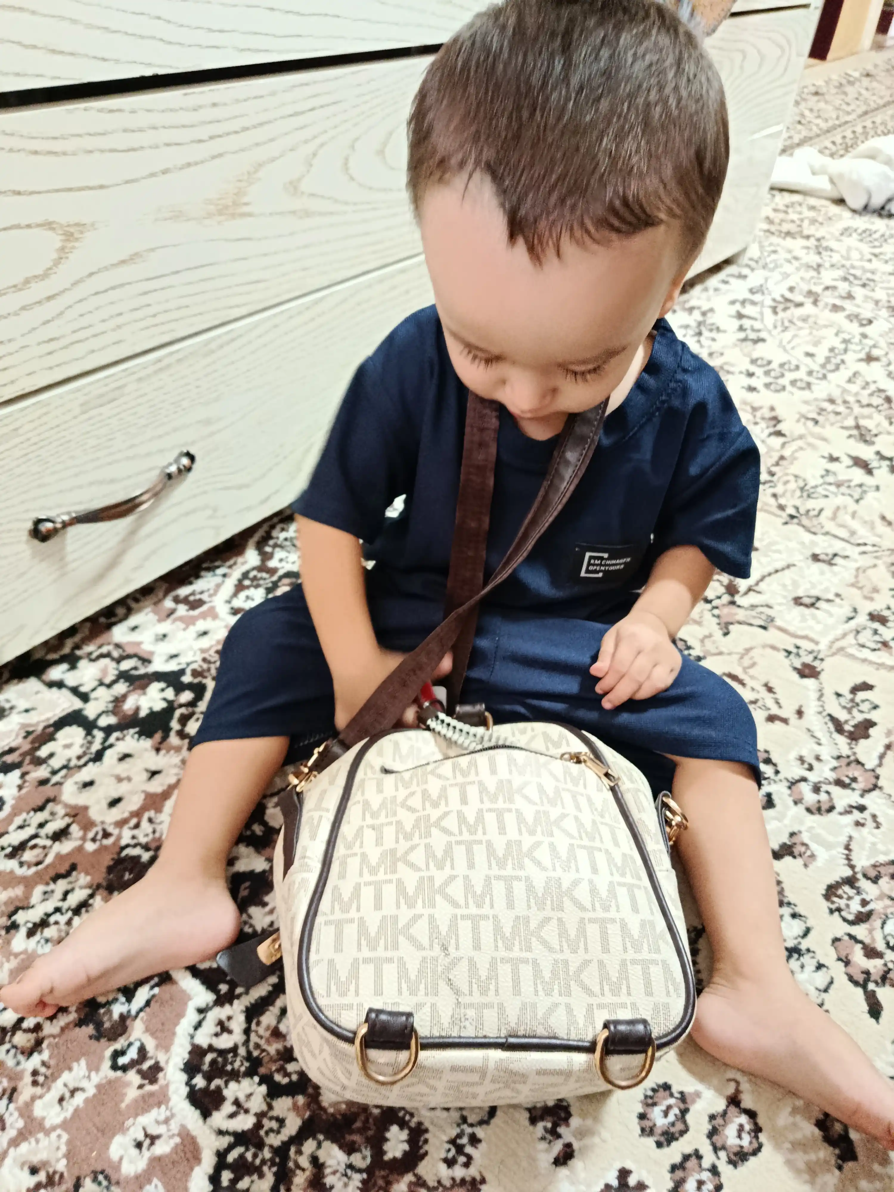 O‘g‘il va qiz bolalar uchun bir xil rangdagi bolalar kostyumi - yengil va qulay