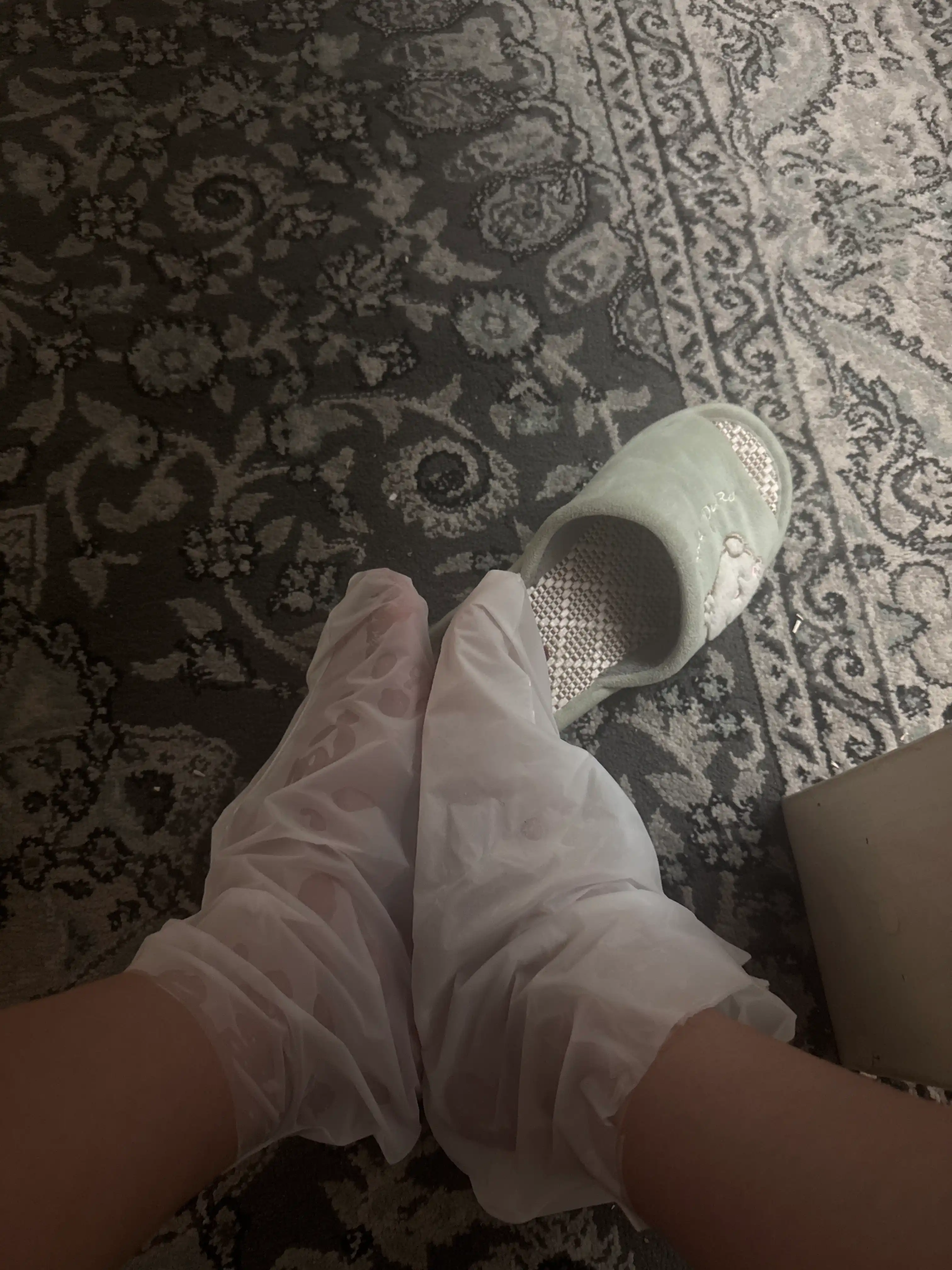 Foot Essence niatsinamid va E vitamini bilan namlovchi oyoq niqobi