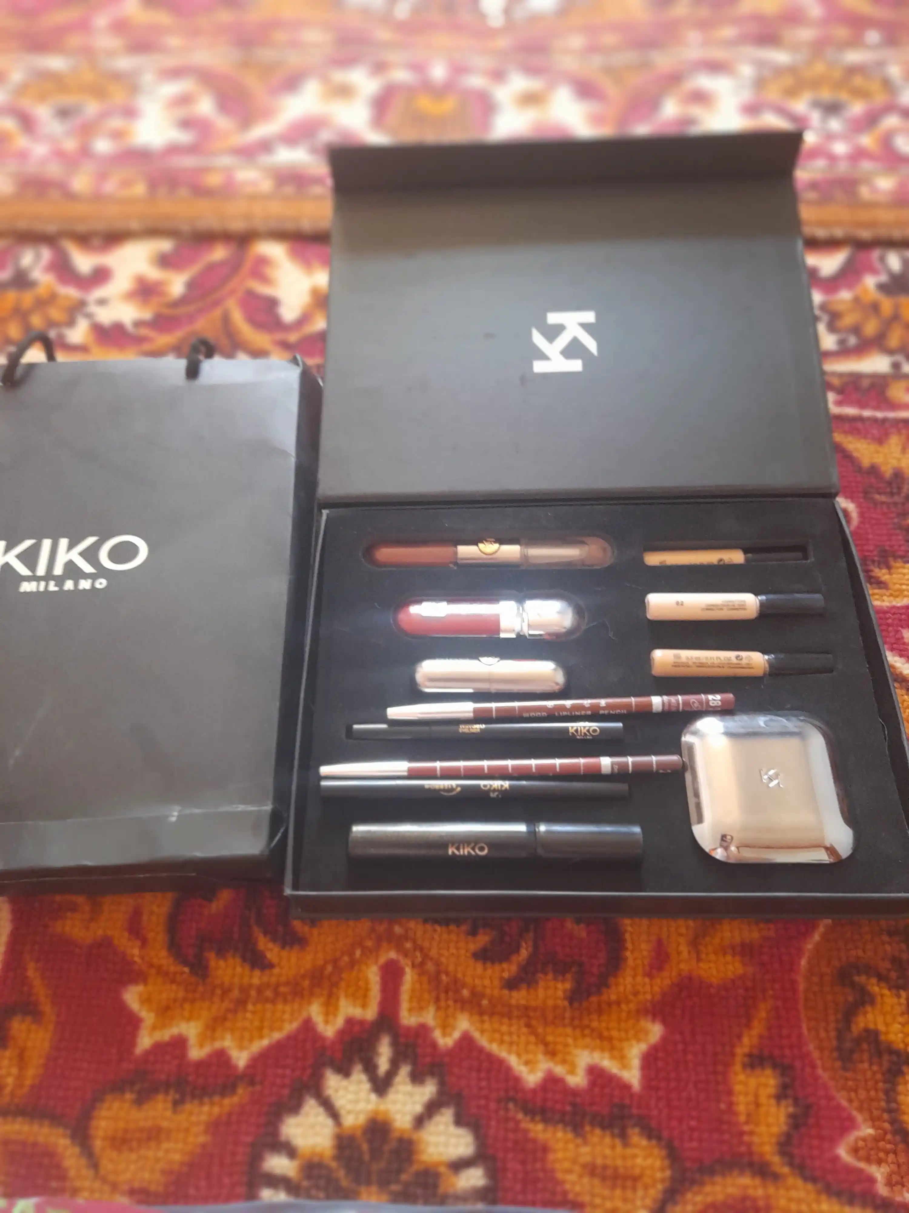 KIKO MILANO Magical Holiday makiyaj uchun to'plam, sovg‘a qadoqda, 10-dona