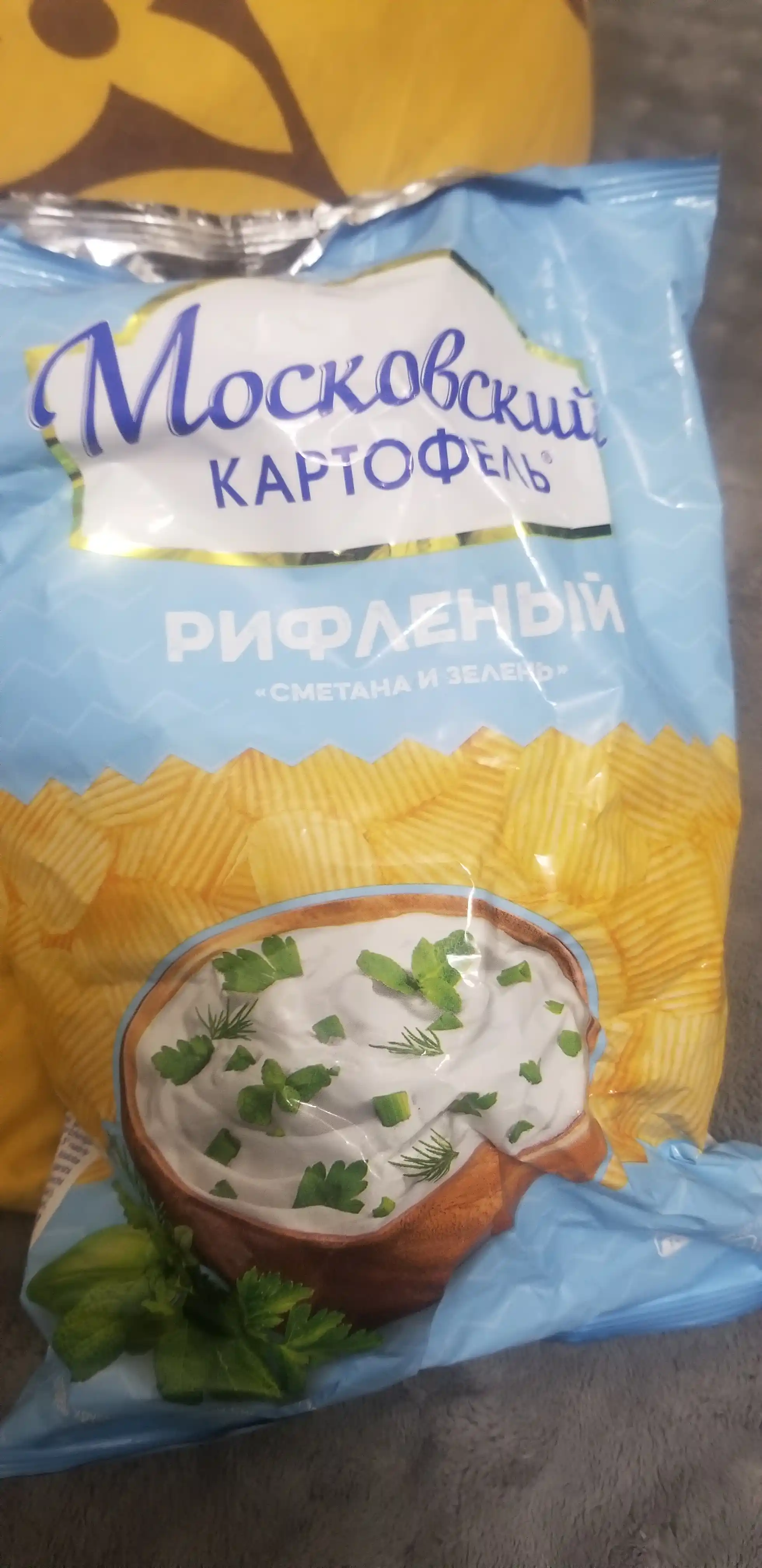 Chipslar Moskva kartoshkasi, smetana va ko‘katlar ta’mi bilan, 120 gr