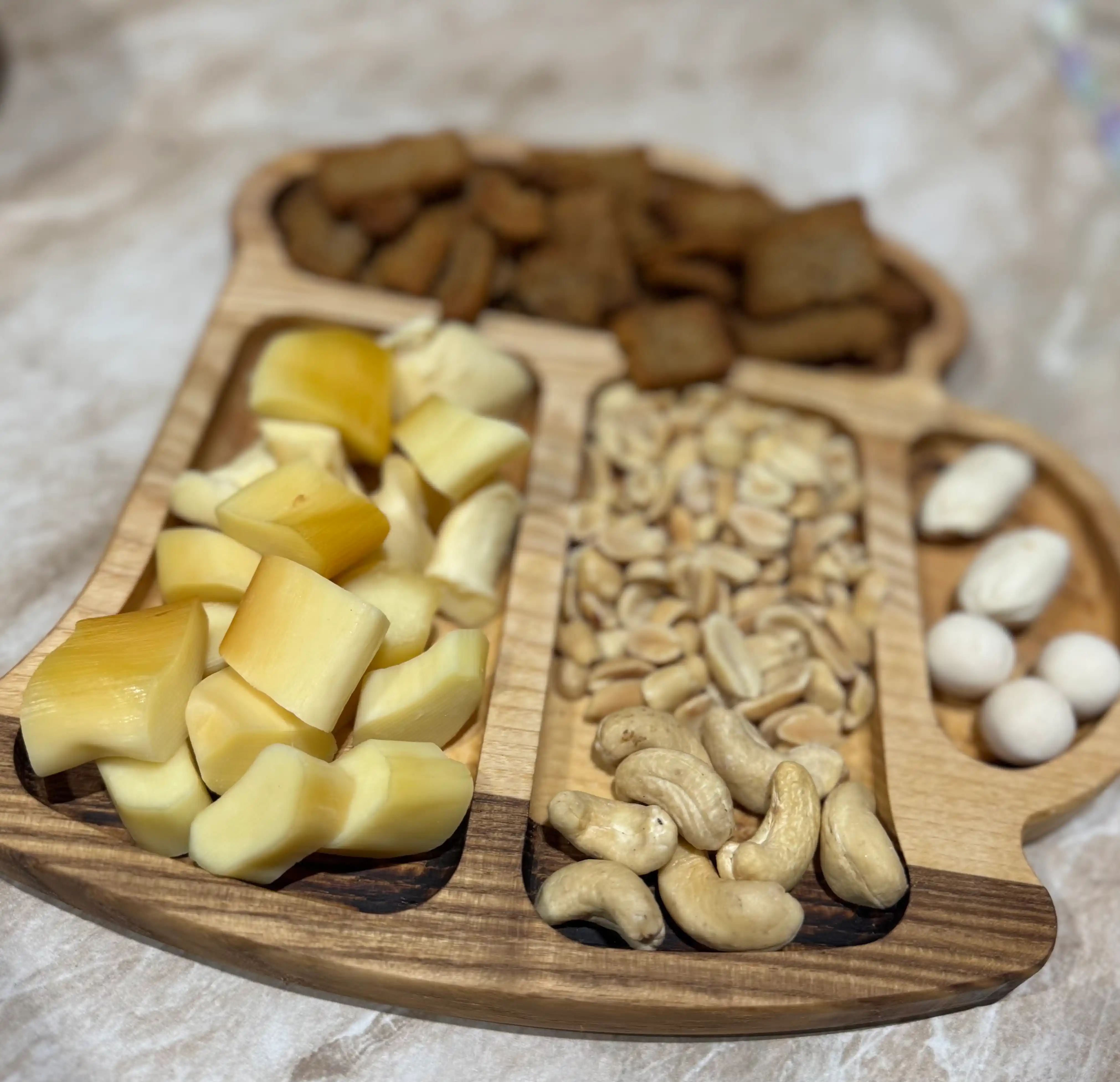 Aperitiflar uchun yog'och almashtirgich, krujka shaklidagi mevali plastinka