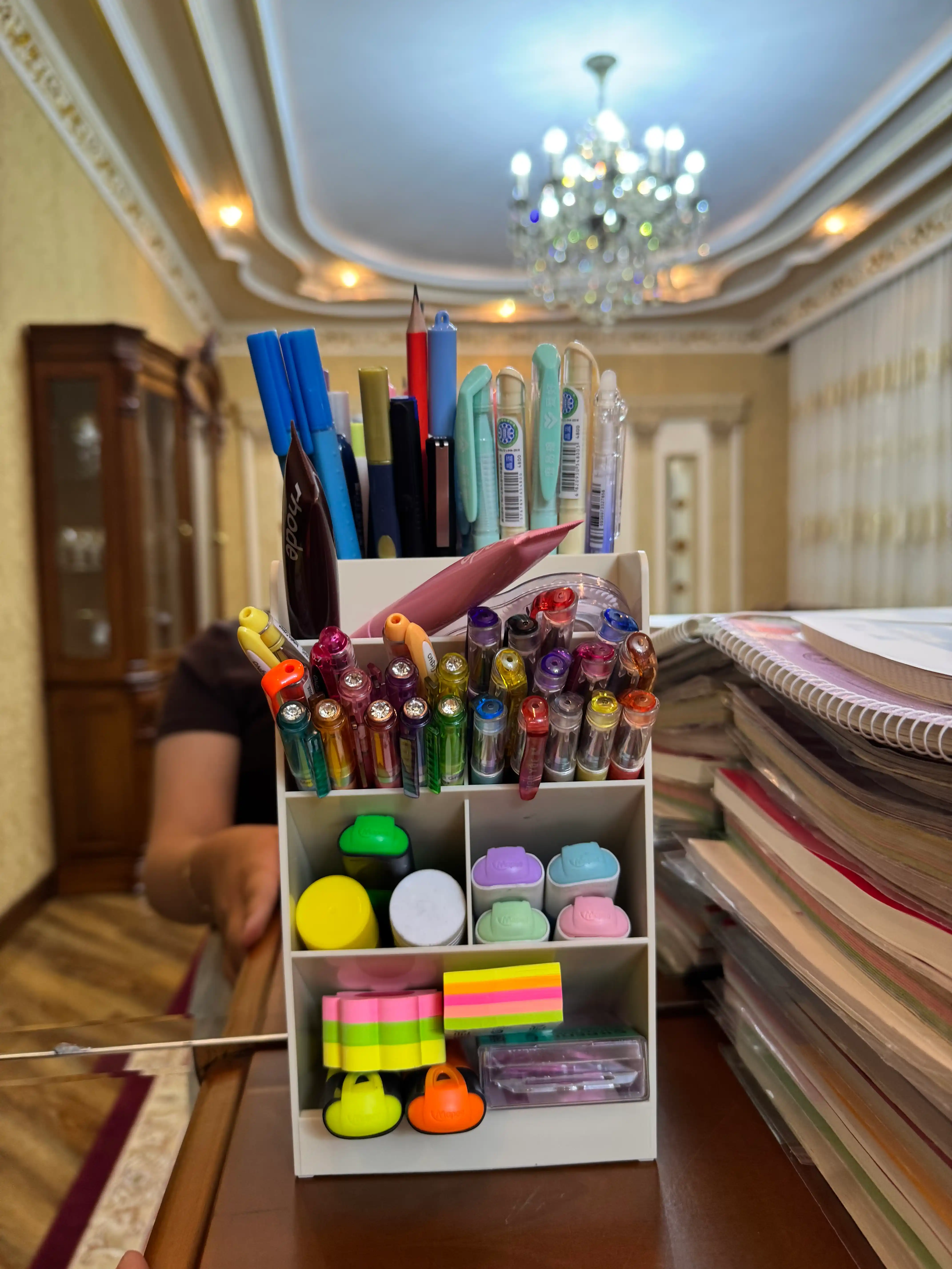 Ruchkalar, qalamlar va o'quv qurollari uchun stendli organayzer, Deli Pen Holder 8939