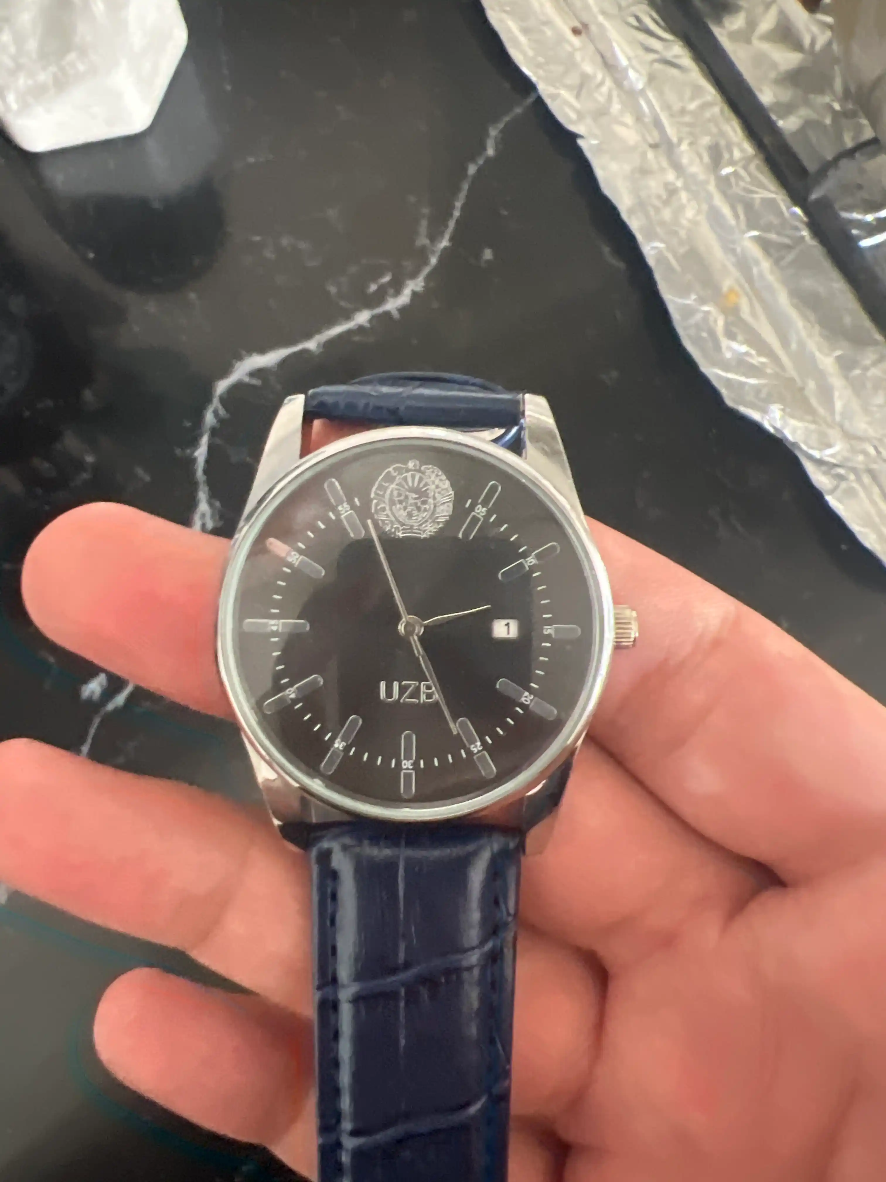 Erkaklar soati, UZB gerbi bilan, charm tasma bilan