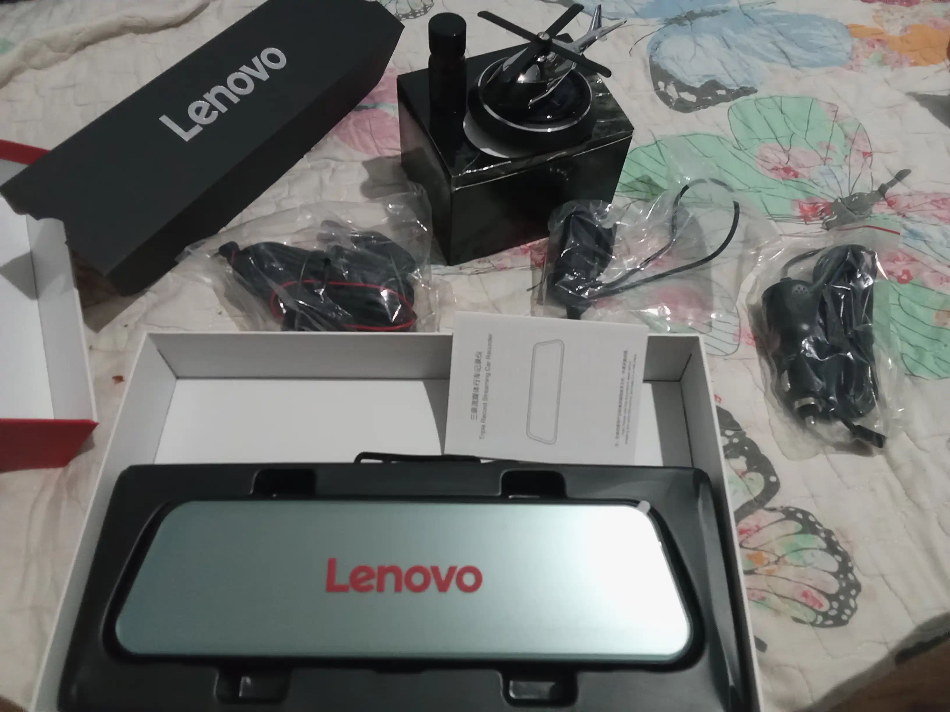 3 ta kamerali videoregistirator Lenovo, Wi-Fi orqali kuzatish va tungi rejimi bor