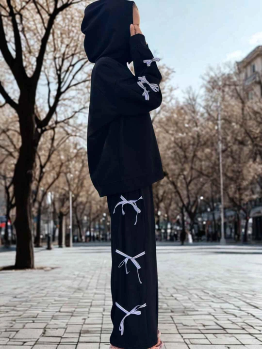 Костюм-двойка с неоновым бантиком