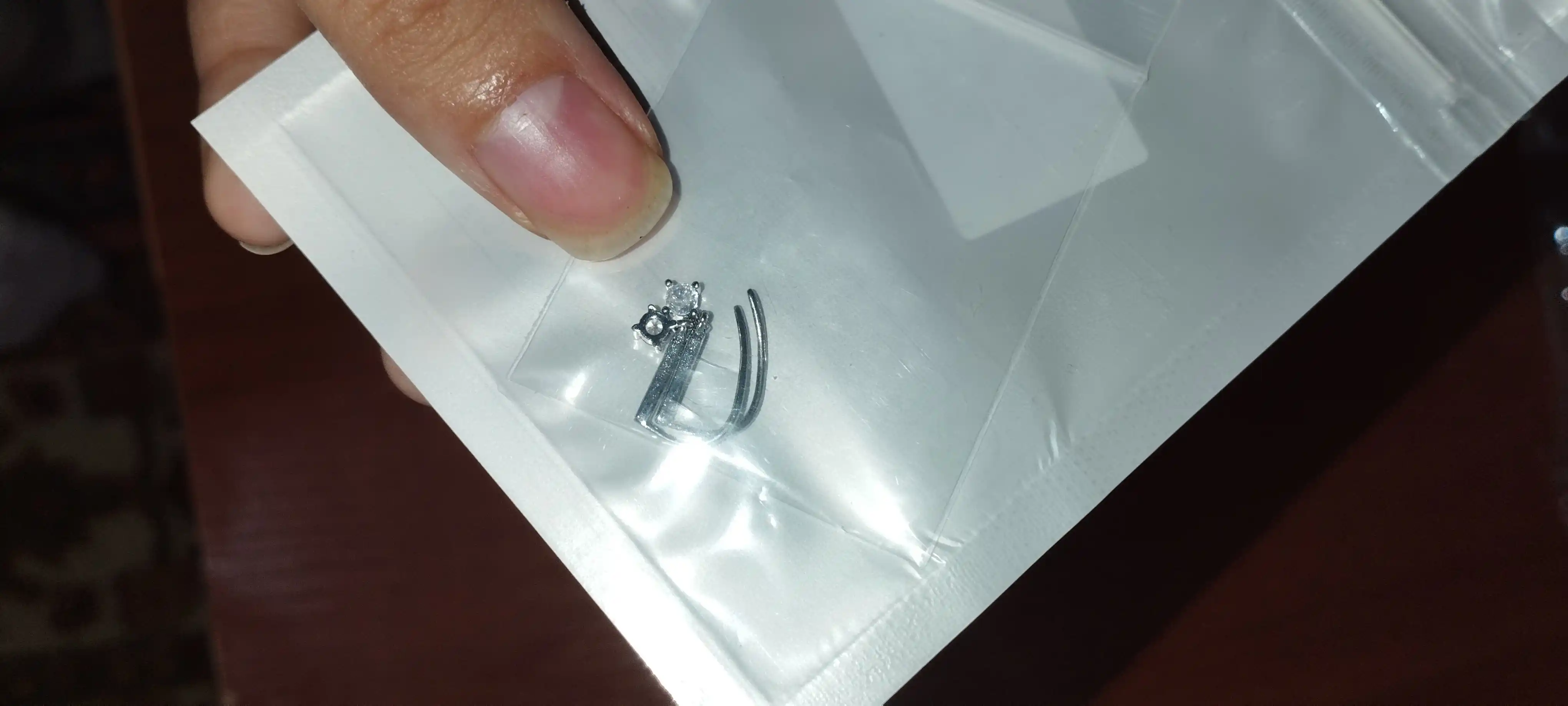 Ayollar sirg‘alari, kumushrang yaltiroq, minimalistik dizayn