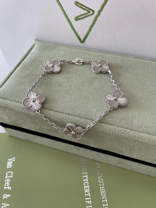 Ayollar va qizlar uchun bilaguzuklar, Clover Van Cleef, ranglari o'zgarmaydi va qoraymaydi