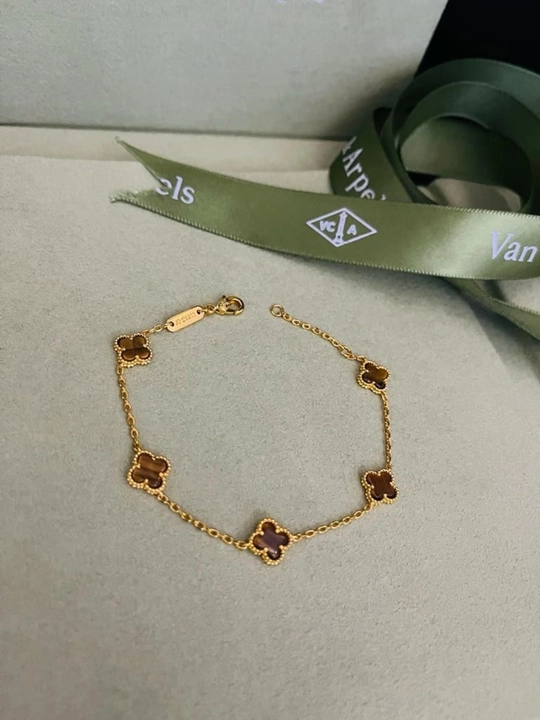 Ayollar va qizlar uchun bilaguzuklar, Clover Van Cleef, ranglari o'zgarmaydi va qoraymaydi