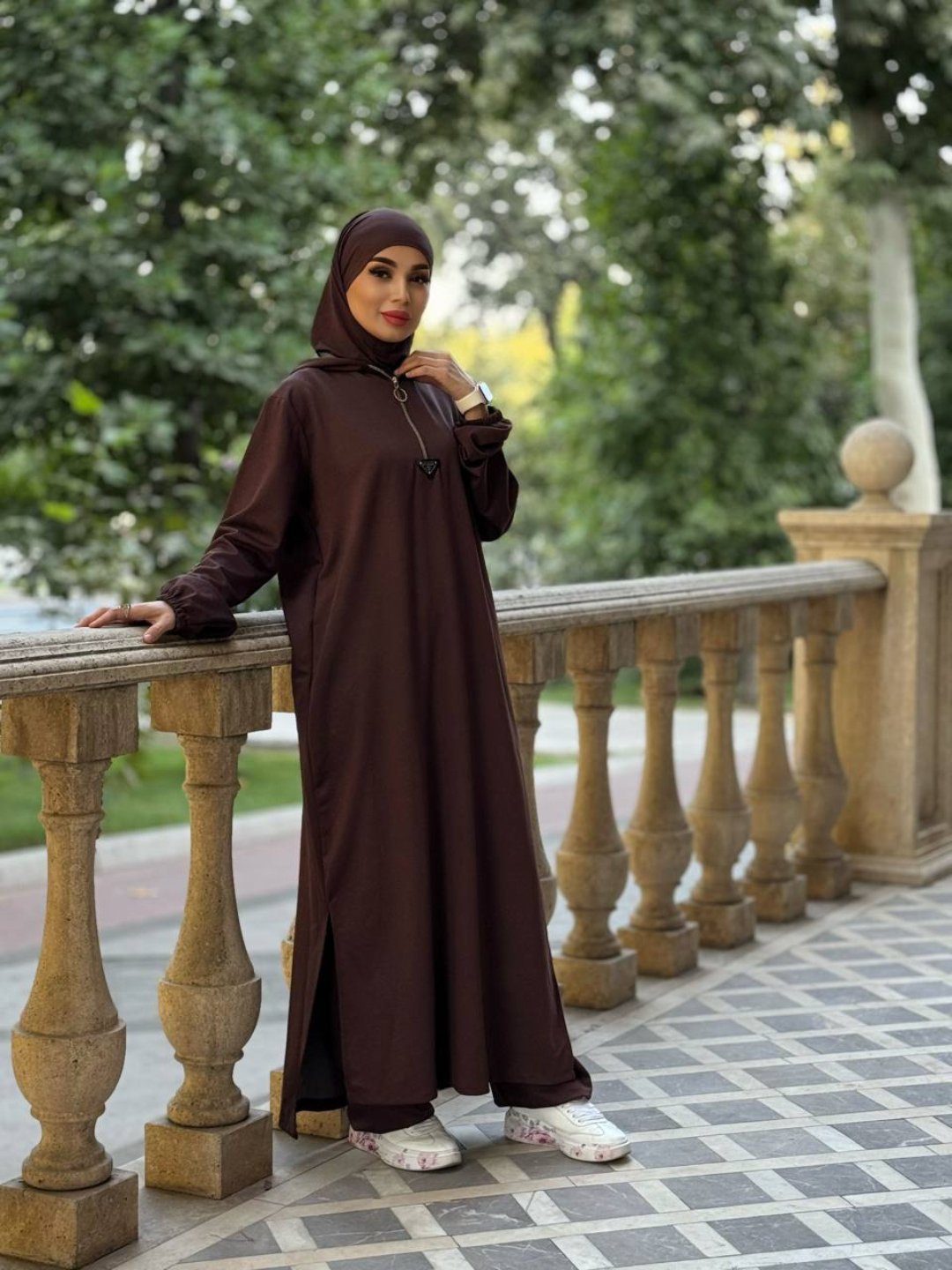 Xizmatkorni yalab porno Ular yalangoch fotosuratlarni osib qoyishdi