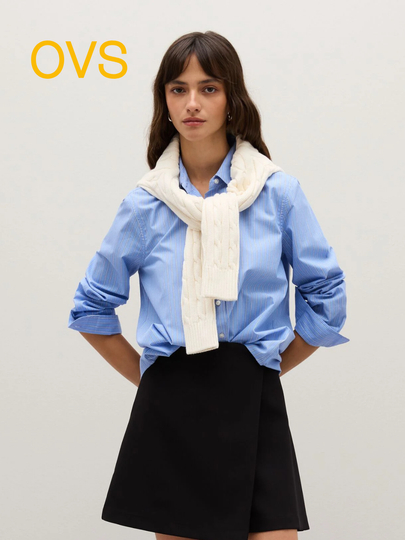 Oyoqlar taytlar, mini yubkalar va topiqlar Oyoqlar taytlar, mini yubkalar va topiqlar