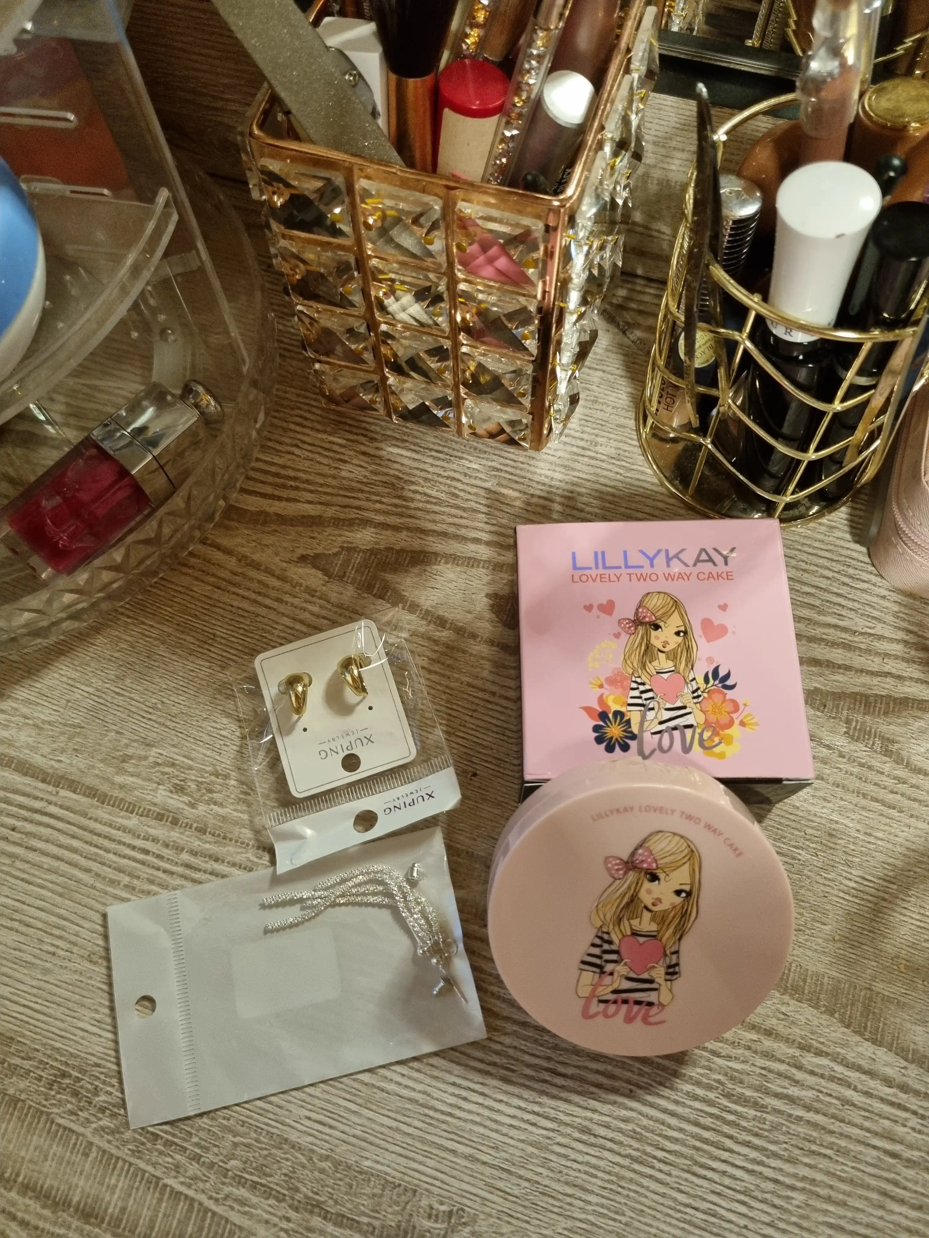 Yoshartiruvchi upa LillyKay Lovely Two Way Cake SPF40+ – tabiiy yoritilgan va silliq teri