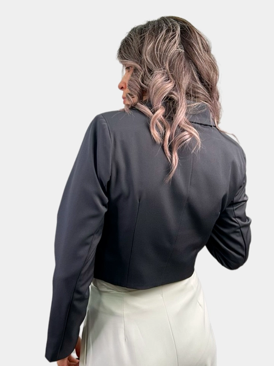 Ayollar uchun qisqa jaket, tugmali