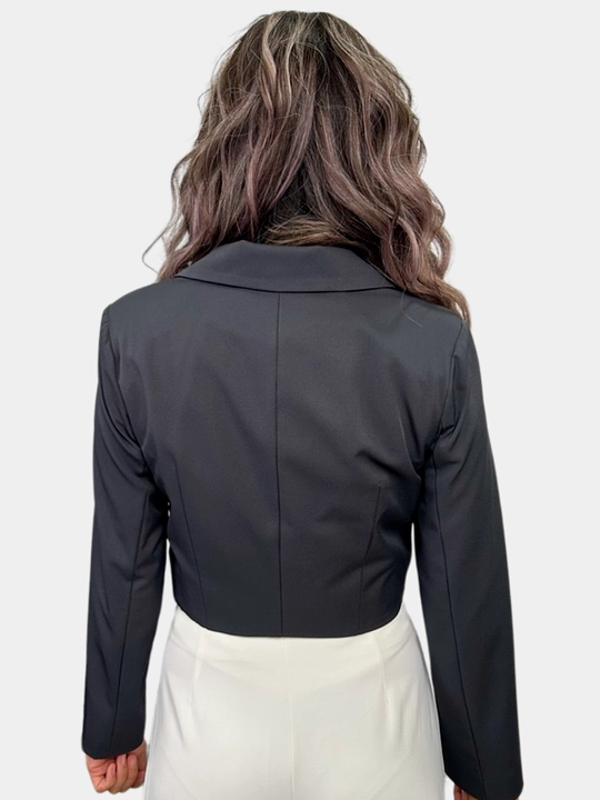Ayollar uchun qisqa jaket, tugmali