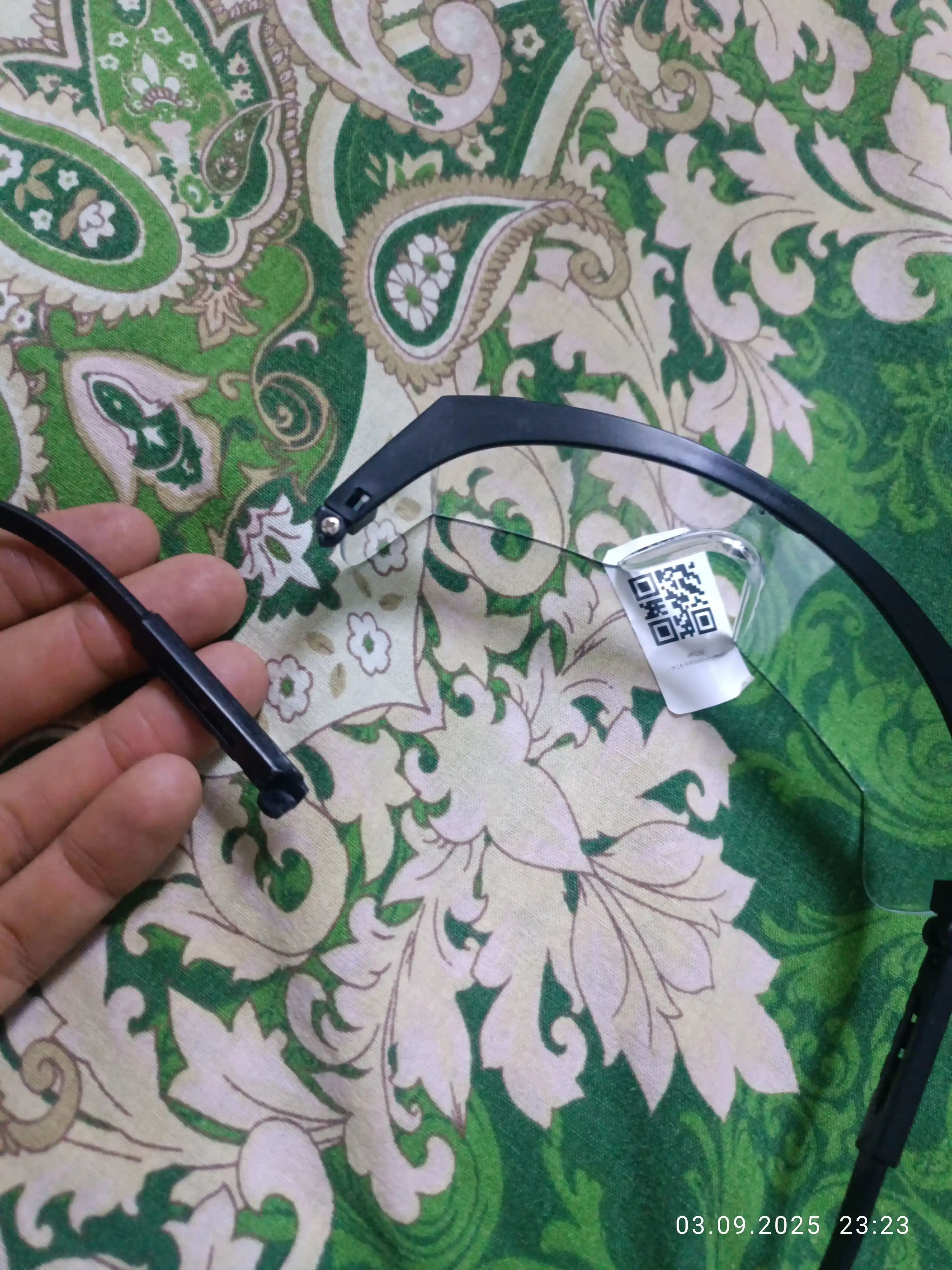 Plastik xavfsizlik ko'zoynaklari, harakatlanuvchi quloqlar bilan