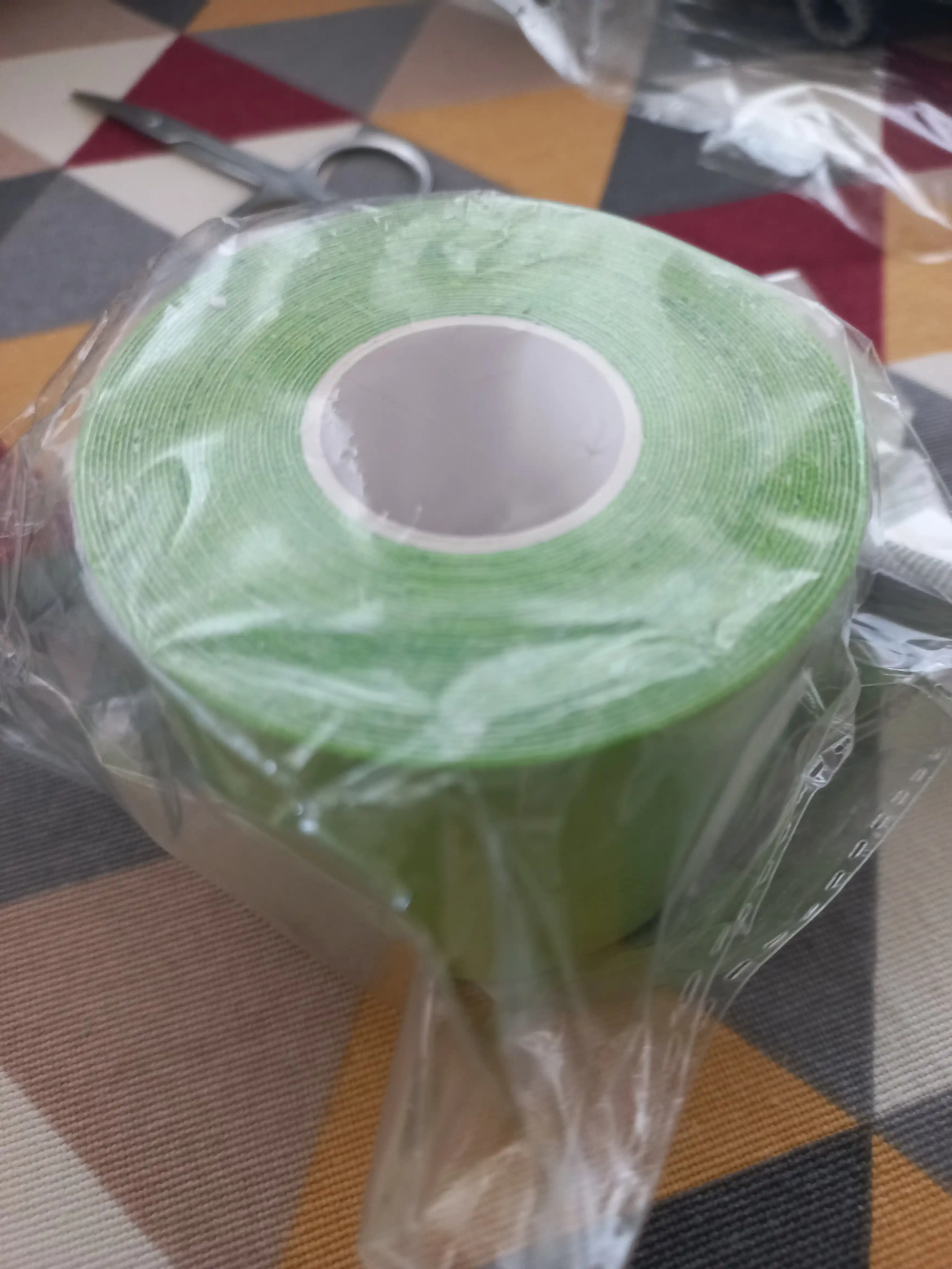 Kinesio lentasi sport o'zi yopishuvchi suv o'tkazmaydigan