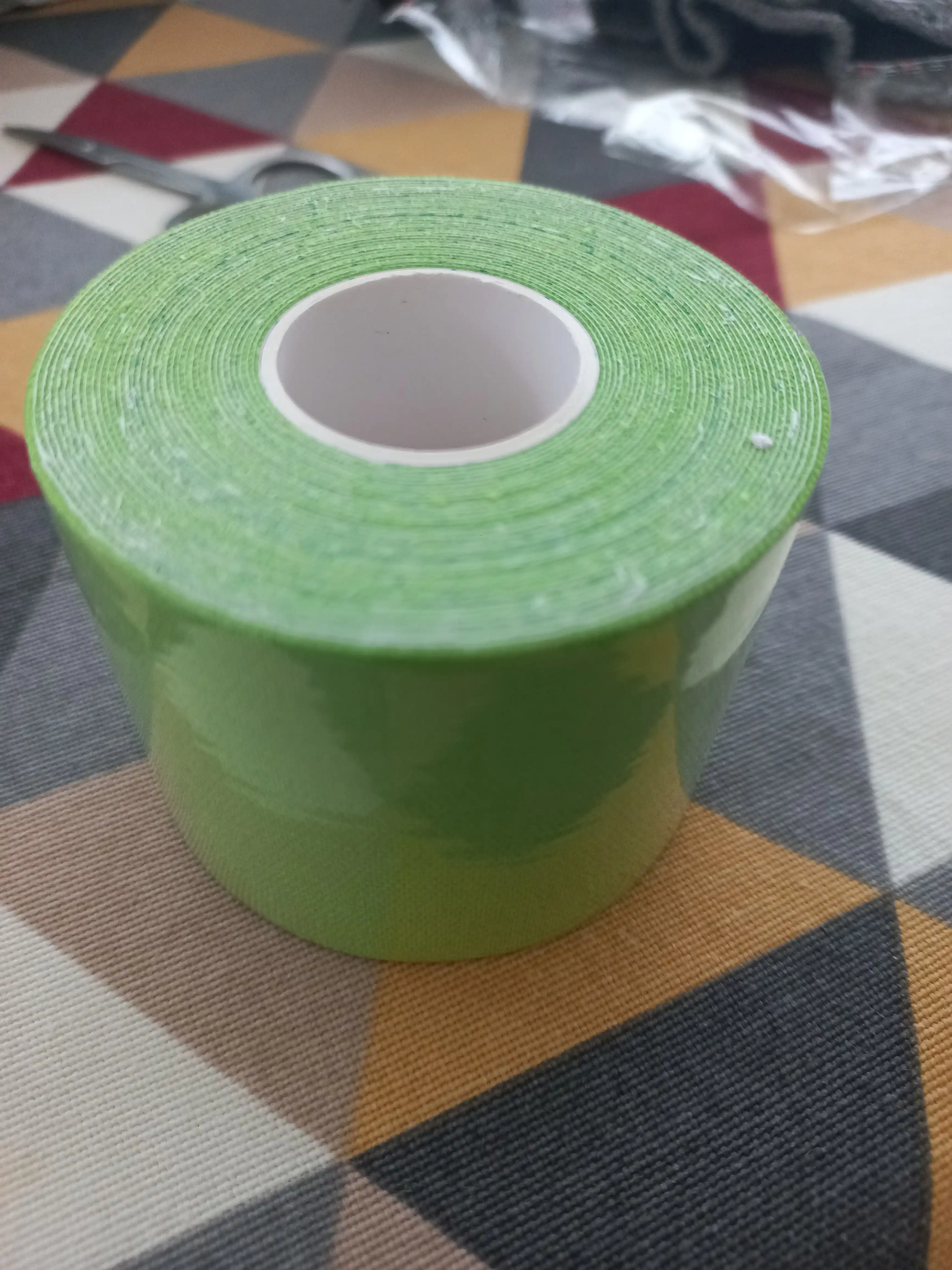 Kinesio lentasi sport o'zi yopishuvchi suv o'tkazmaydigan