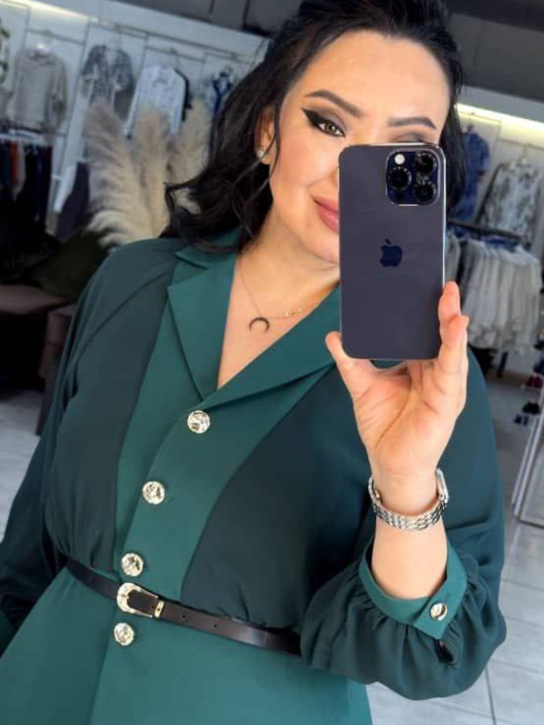 Baqlajon mushuk porno U menga dildoni yopishtirdi