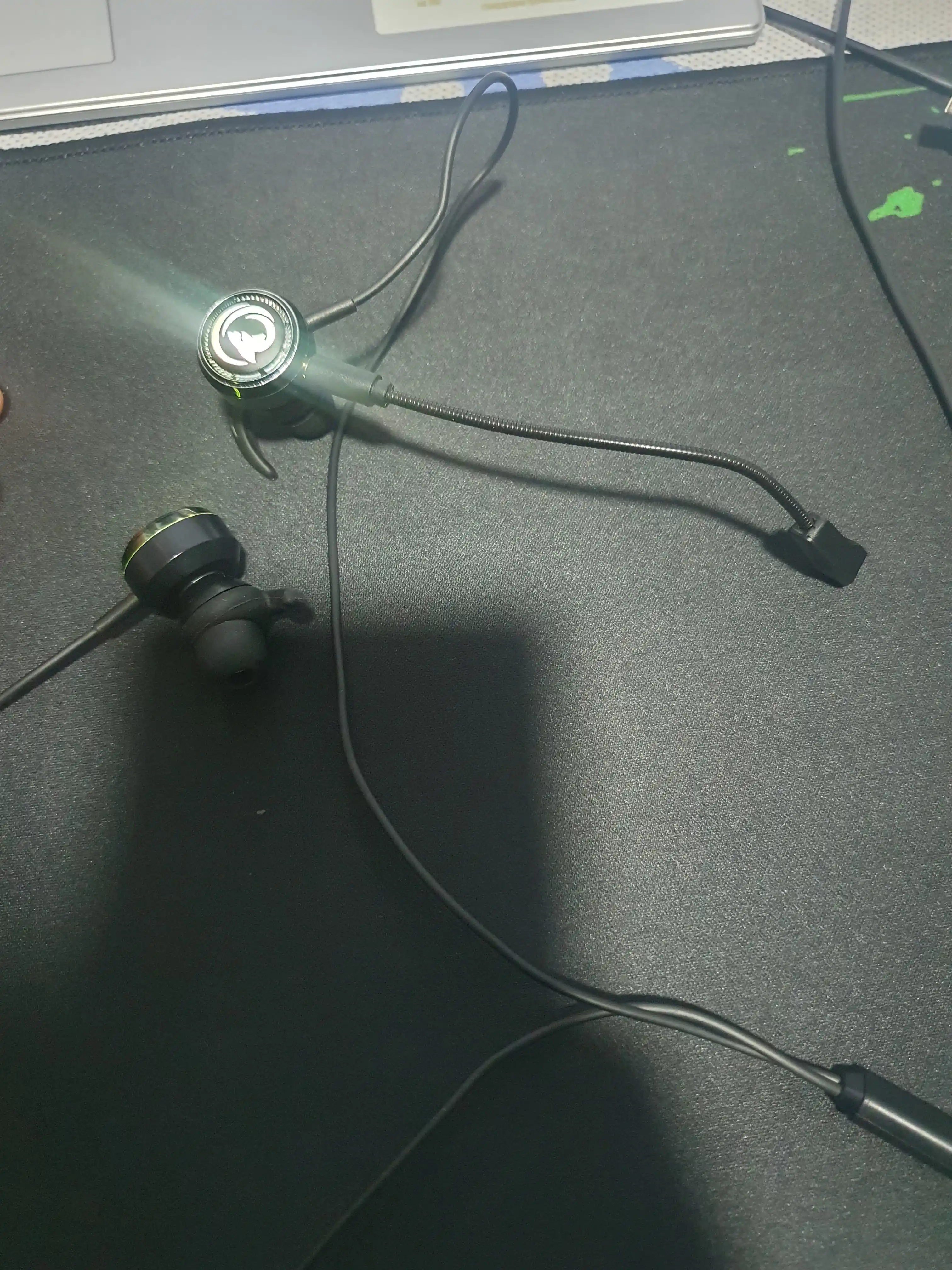 O'yin uchun quloqchinlar, mikrofon va RGB yoritgichli