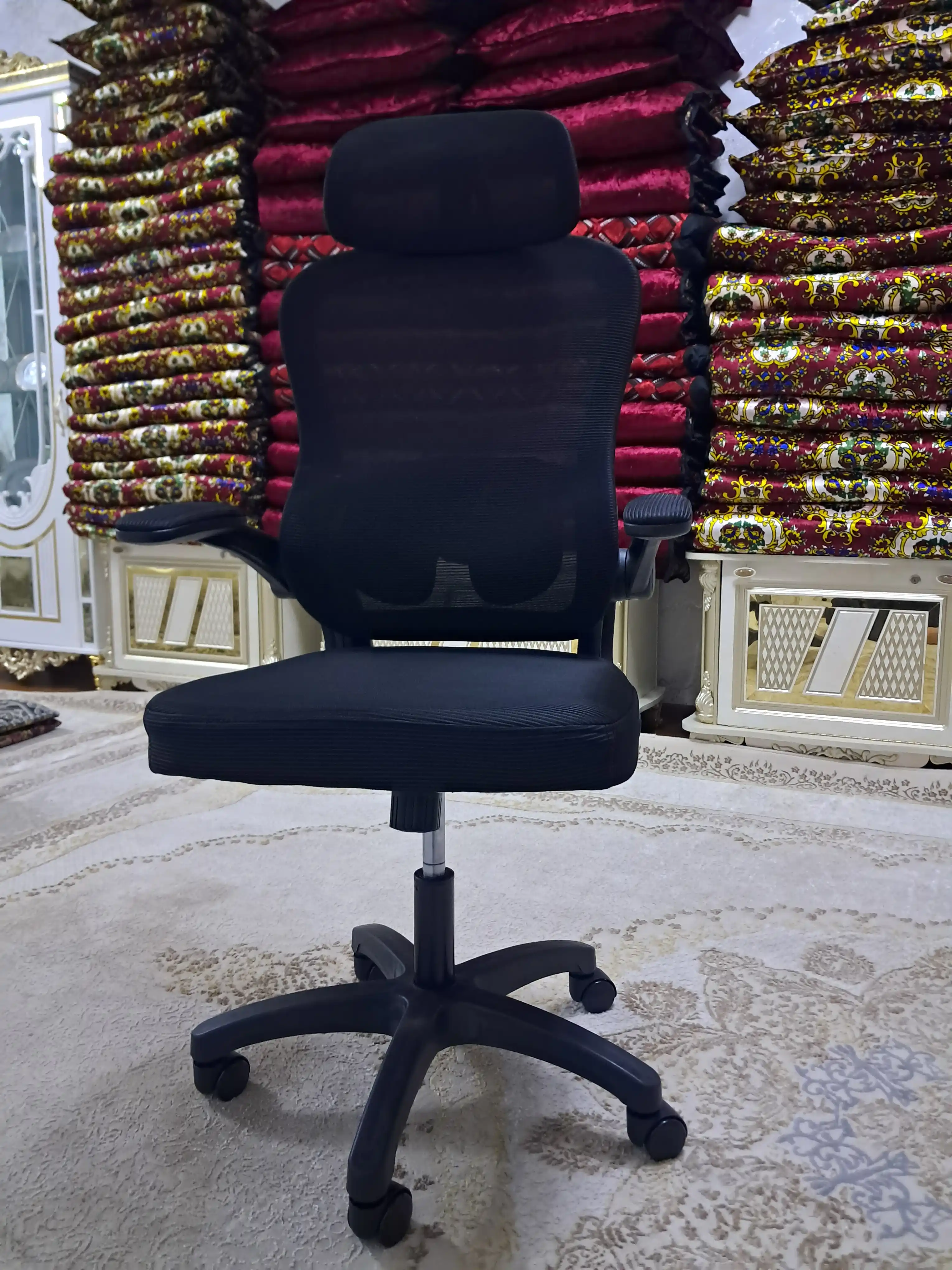 Orqa suyanchig‘i va bosh suyanchig‘i to‘rdan iborat CLERO ofis kreslosi, 120 kg gacha yuk ko‘taradi