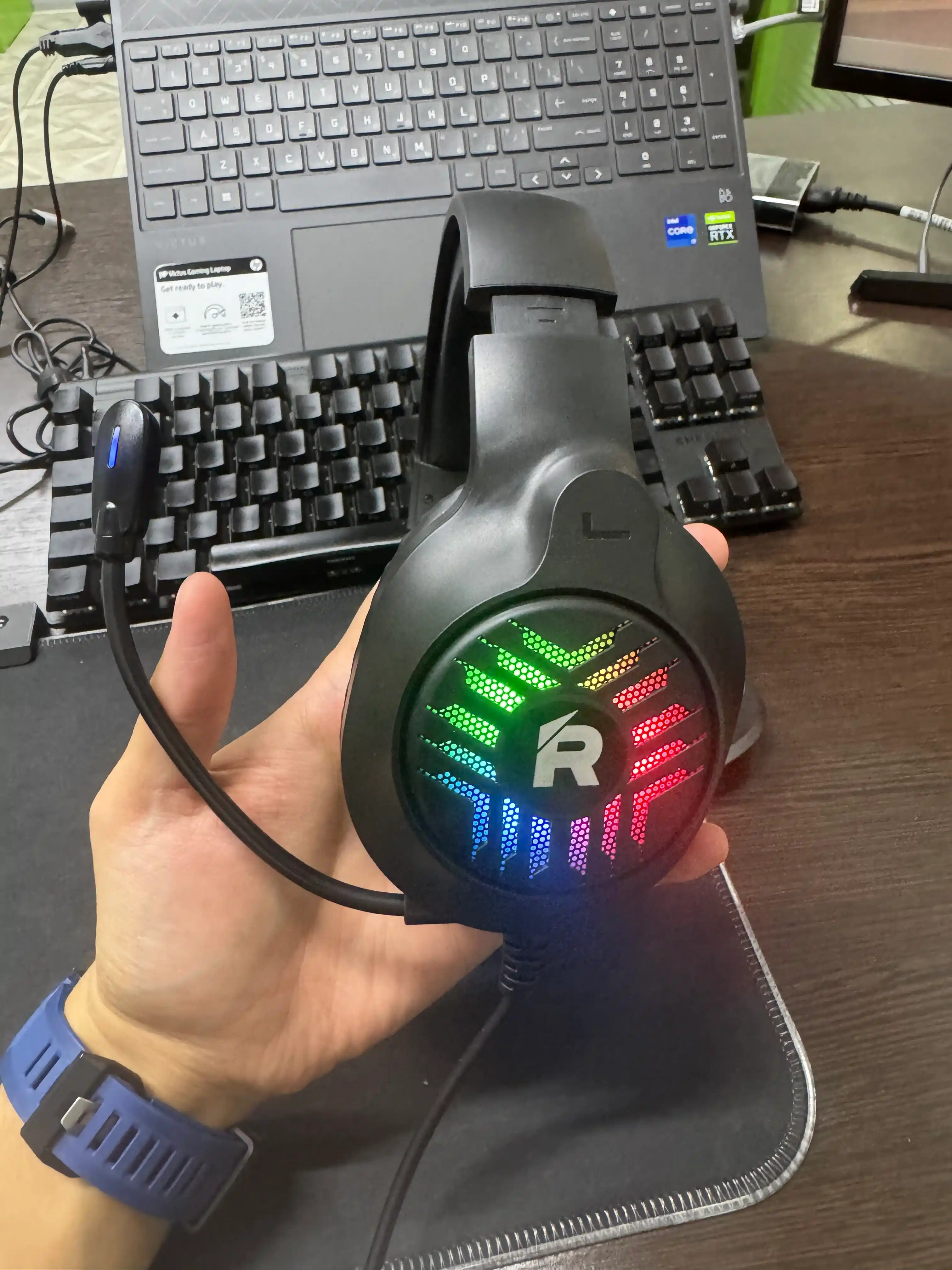 O'yin uchun quloqchinlar, mikrofon va RGB yoritgichli