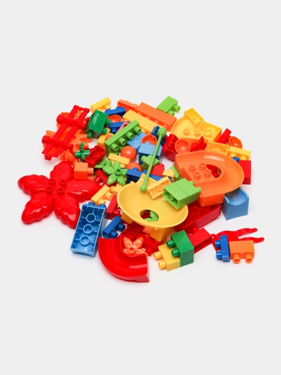 Bolalar stoli va stul, to‘plamda lego kubiklari bilan