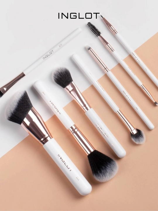 Кисть INGLOT веерная для нанесения хайлайтера MAKEUP BRUSH 204