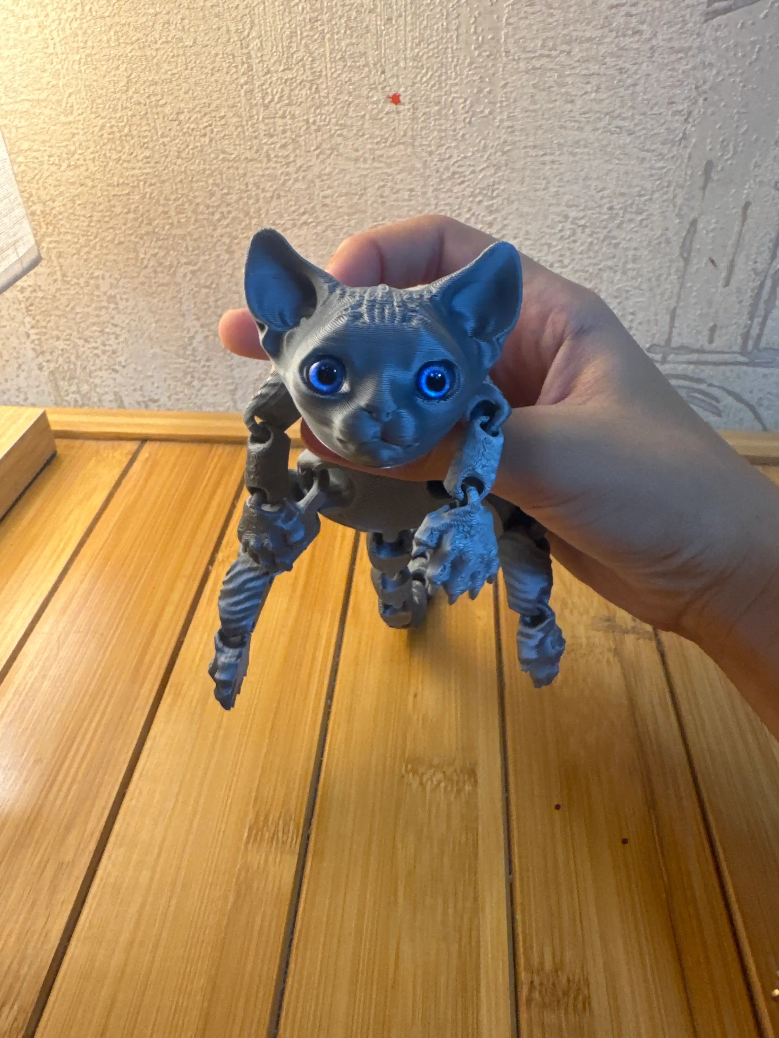3D printerda chop etilgan antistress harakatlanuvchi o‘yinchoq mushukcha sfinks
