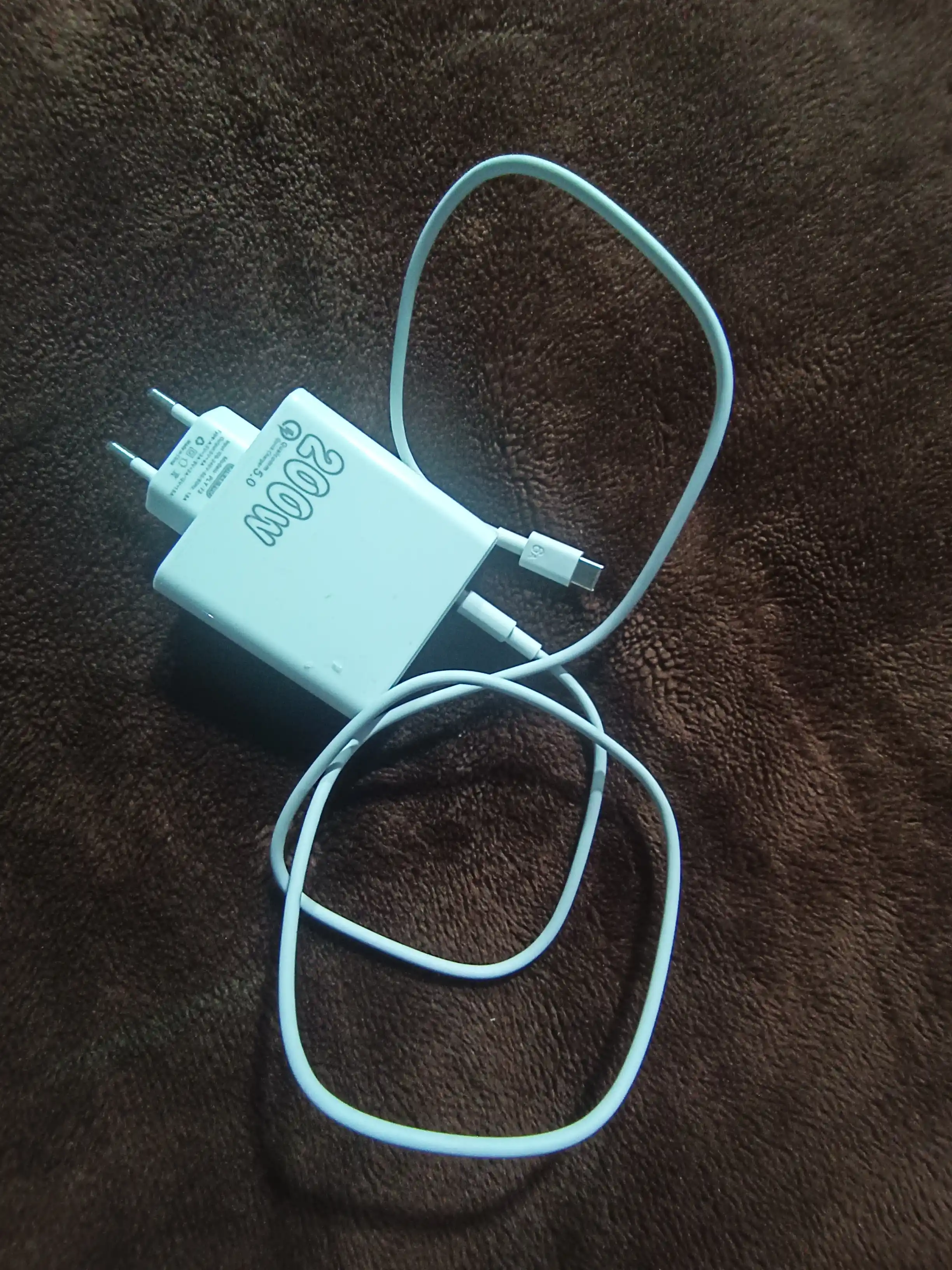 USB Type-C kabeli bilan 200 Vt tez quvvatlash adapteri