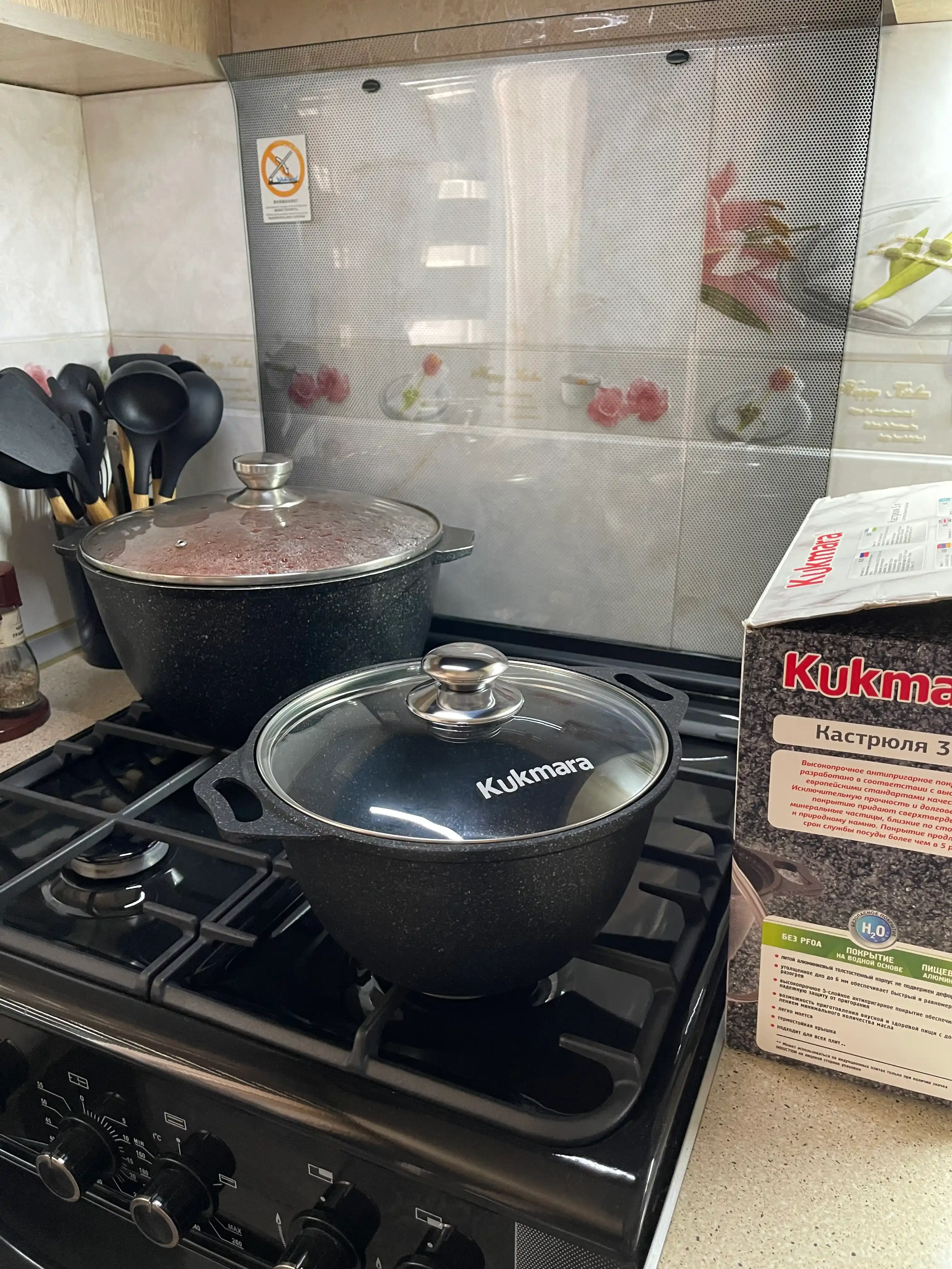Kastryulya Kukmara, shisha qopqoq bilan, qora mramor