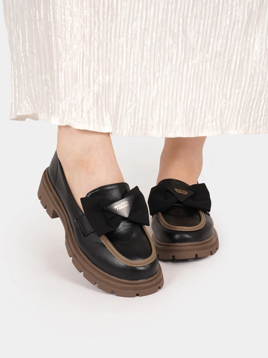 Ayollar uchun zamonaviy loferlar – nafis bantli va qulay poshnali poyabzal