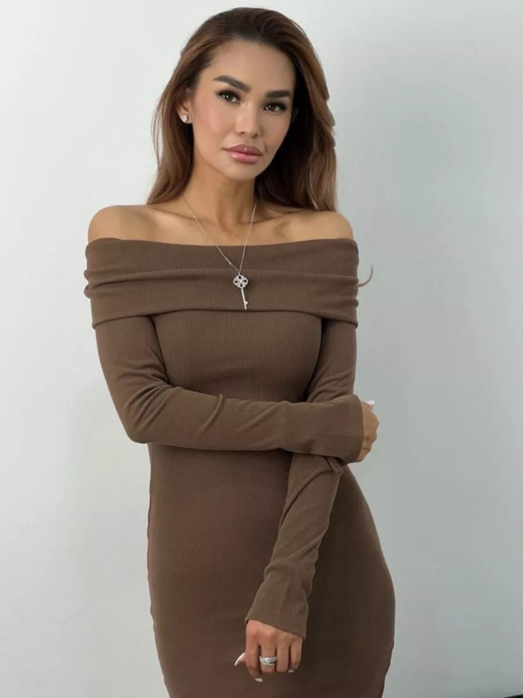 Платье женское, с открытыми плечами, миди - EllyFashion