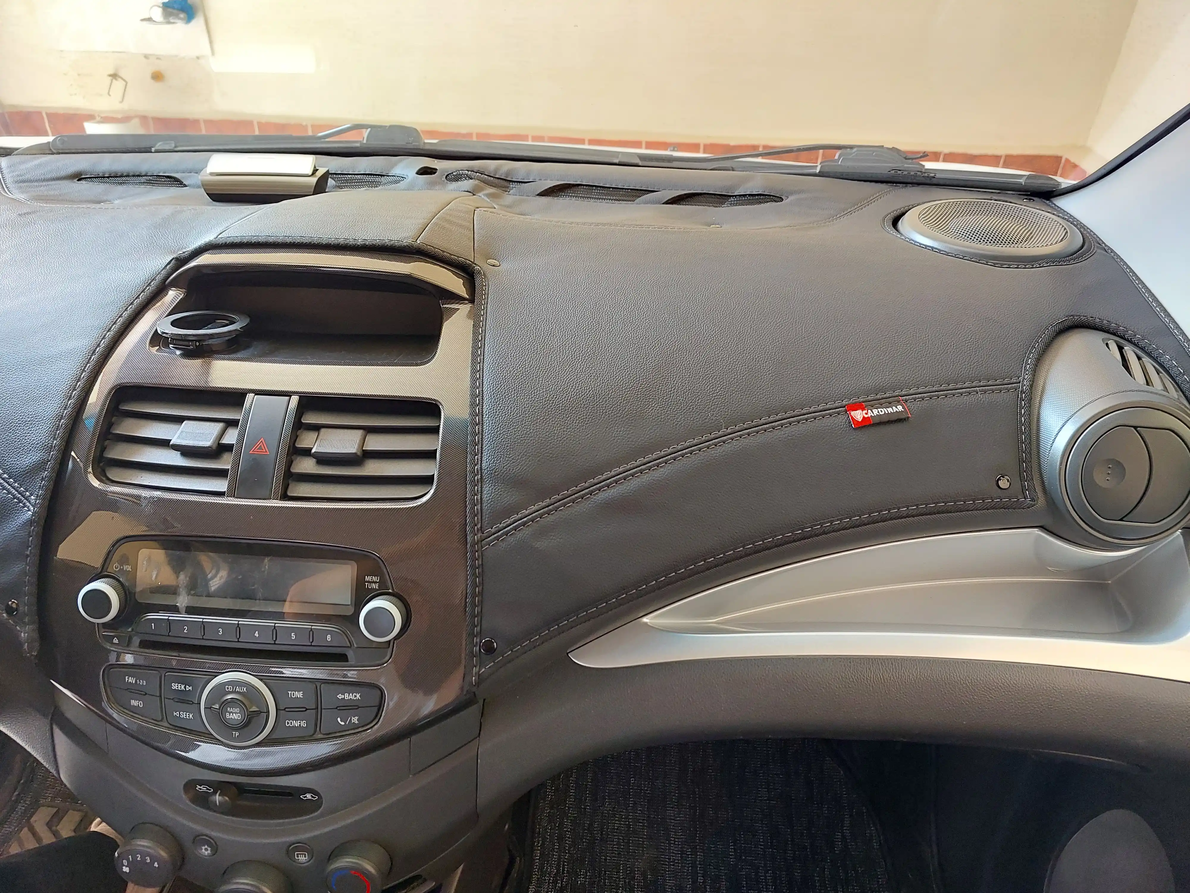 Коврик на торпеду автомобиля, кожа Lacetti, Gentra, Cobalt, Spark, Nexia, Onix, Monza