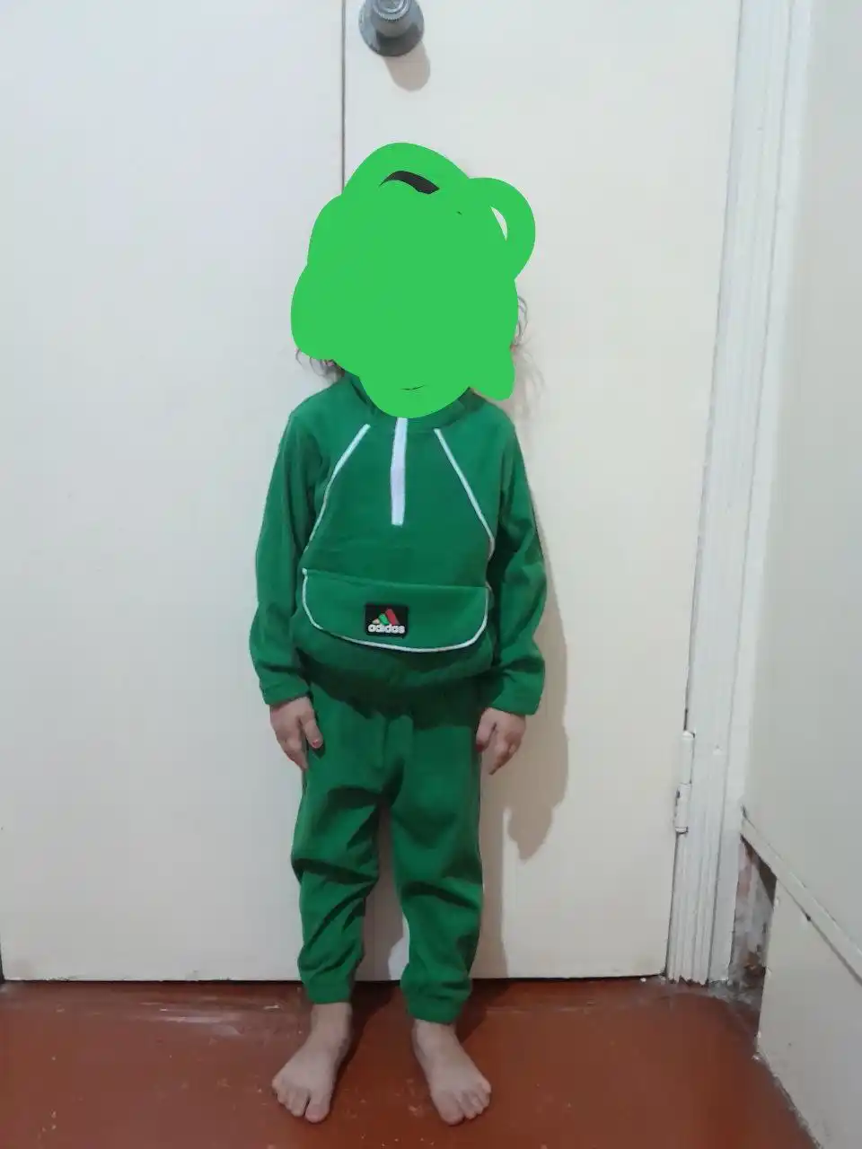 Qizlar va o‘g‘il bolalar uchun velvetdan tikilgan sport kostyumi, 3-5 yosh