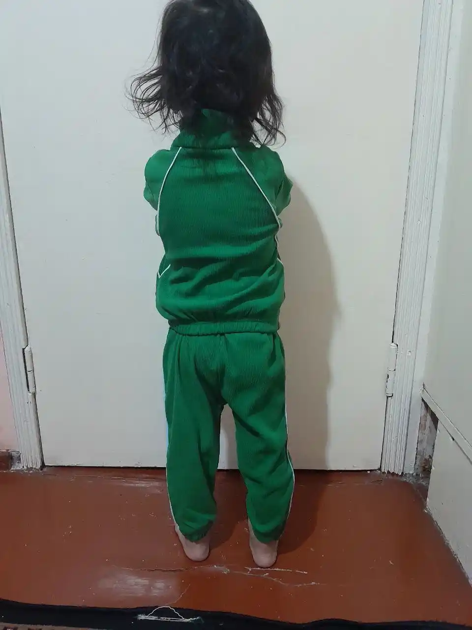 Qizlar va o‘g‘il bolalar uchun velvetdan tikilgan sport kostyumi, 3-5 yosh