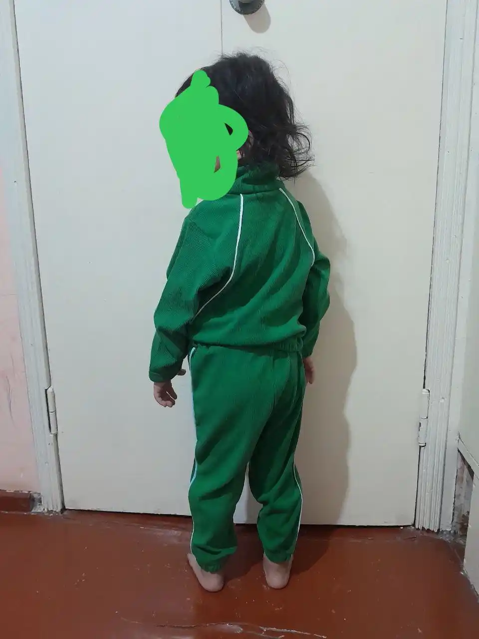 Qizlar va o‘g‘il bolalar uchun velvetdan tikilgan sport kostyumi, 3-5 yosh