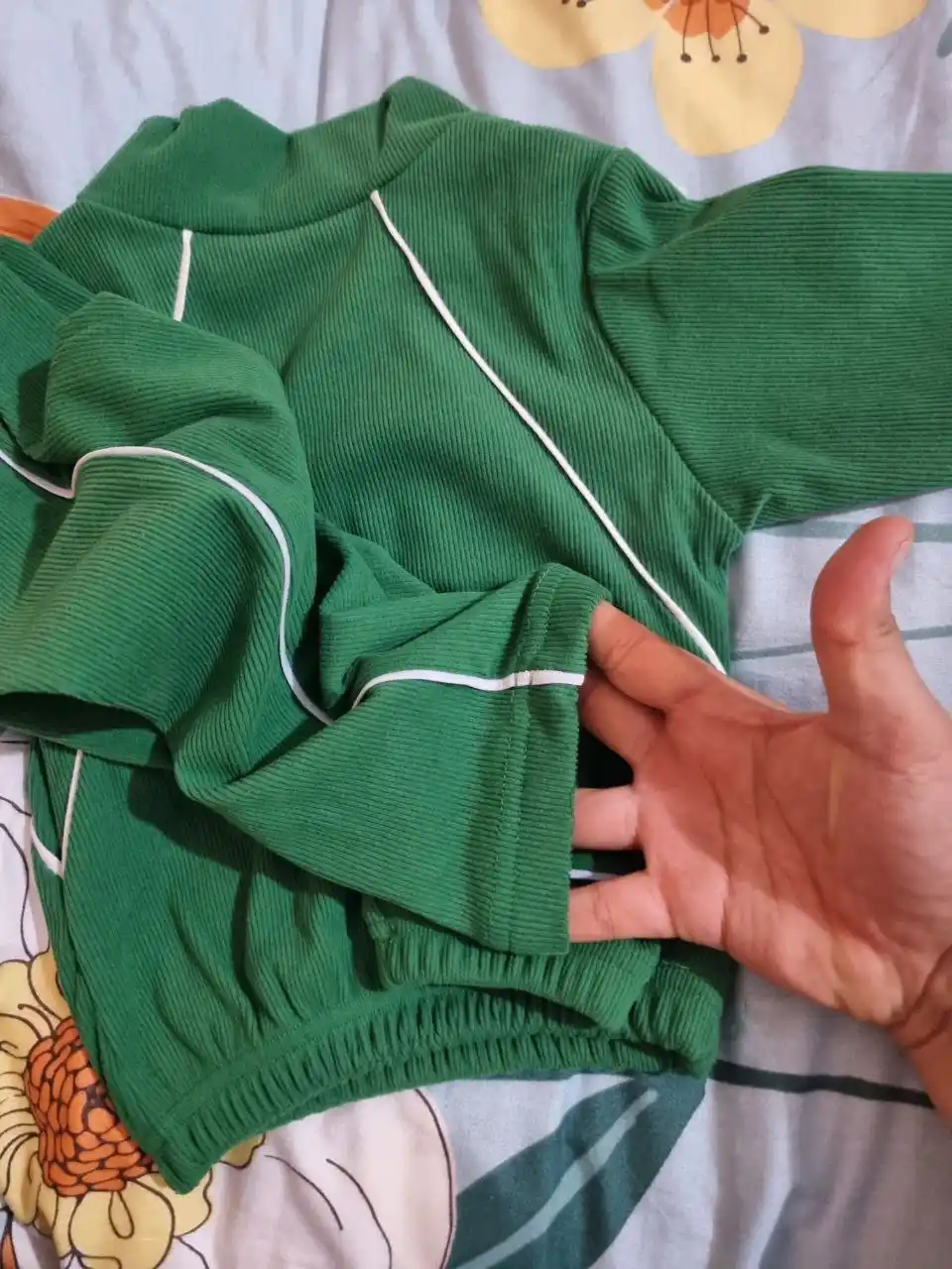 Qizlar va o‘g‘il bolalar uchun velvetdan tikilgan sport kostyumi, 3-5 yosh