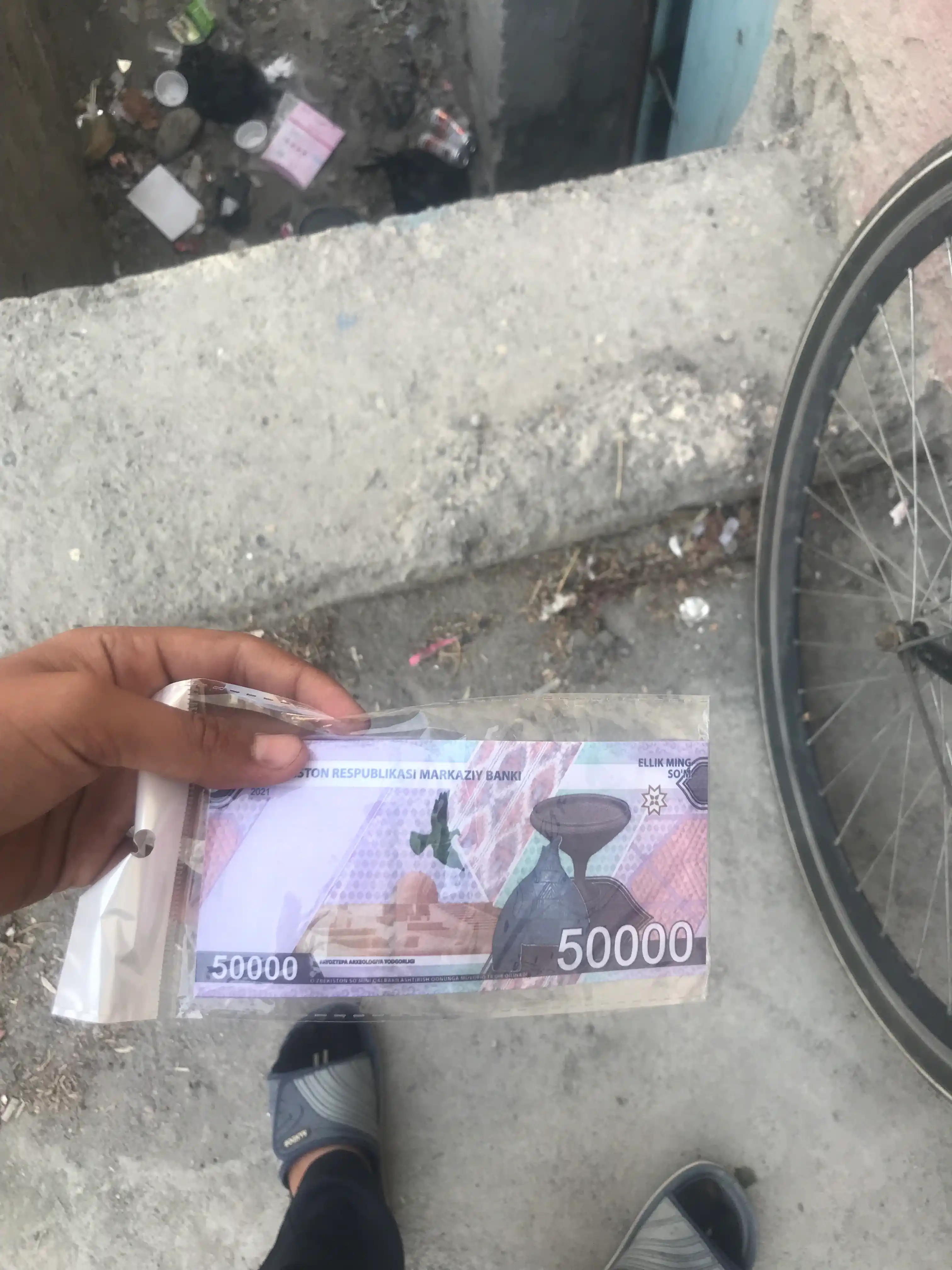 Suvenir pullar, so‘m va dollar kupyuralari, 50 ming, 100 mimg, 200 ming, 50$, 100$