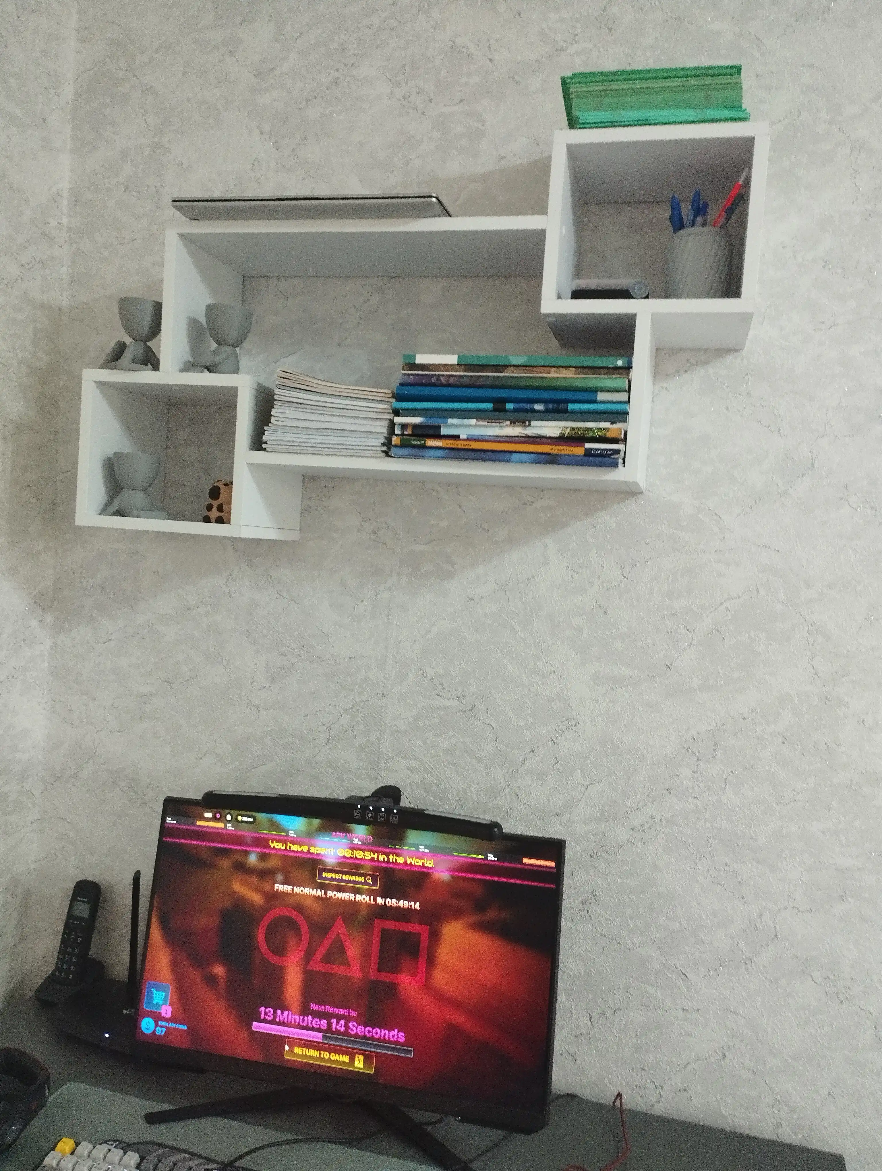 Devor tokchasi, kitoblar va bezaklar uchun osma javon, devorga o‘rnatiladigan dizaynerlik