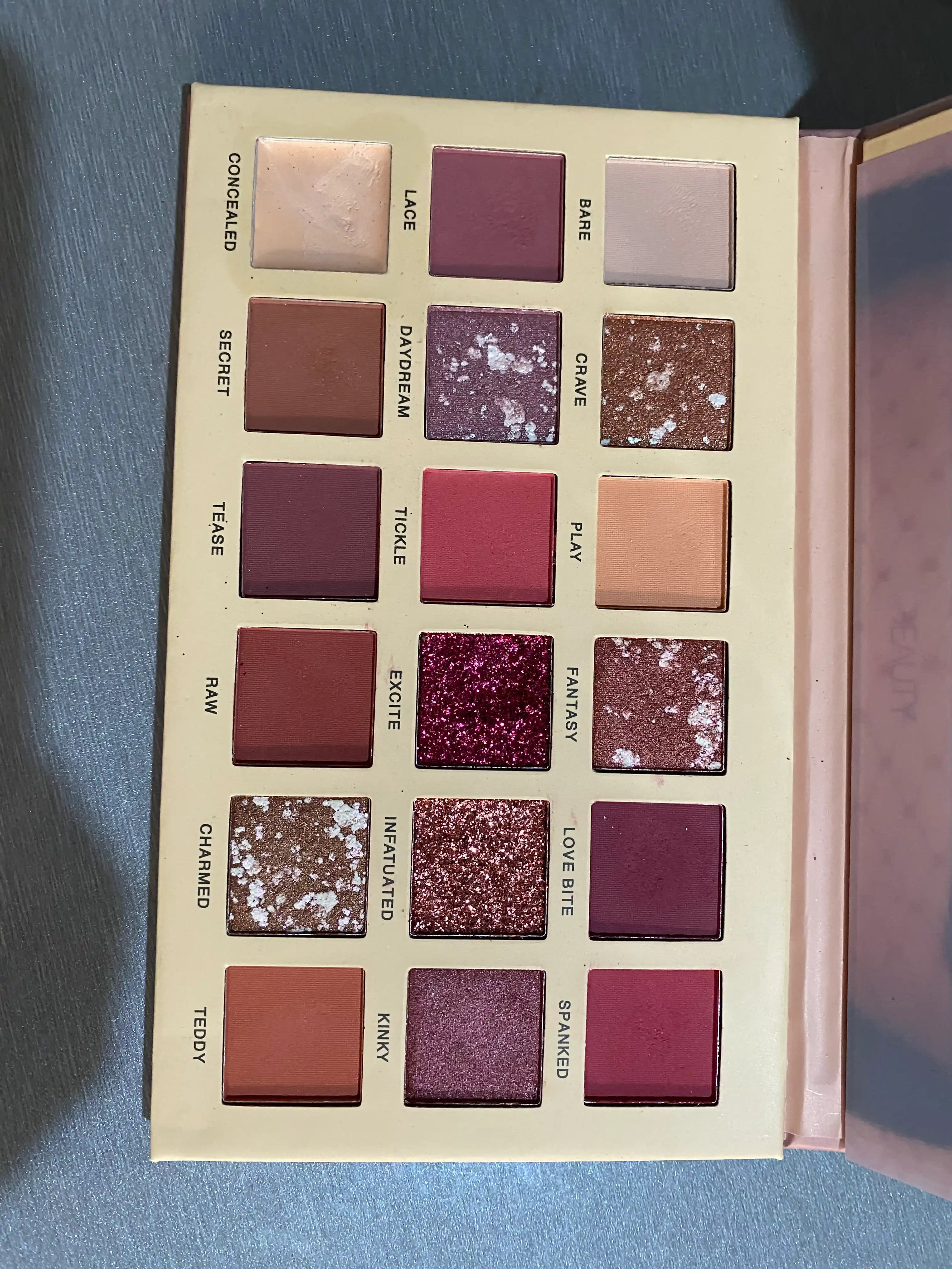 Тени для век Huda Beauty NUDE, 18 разных цветов
