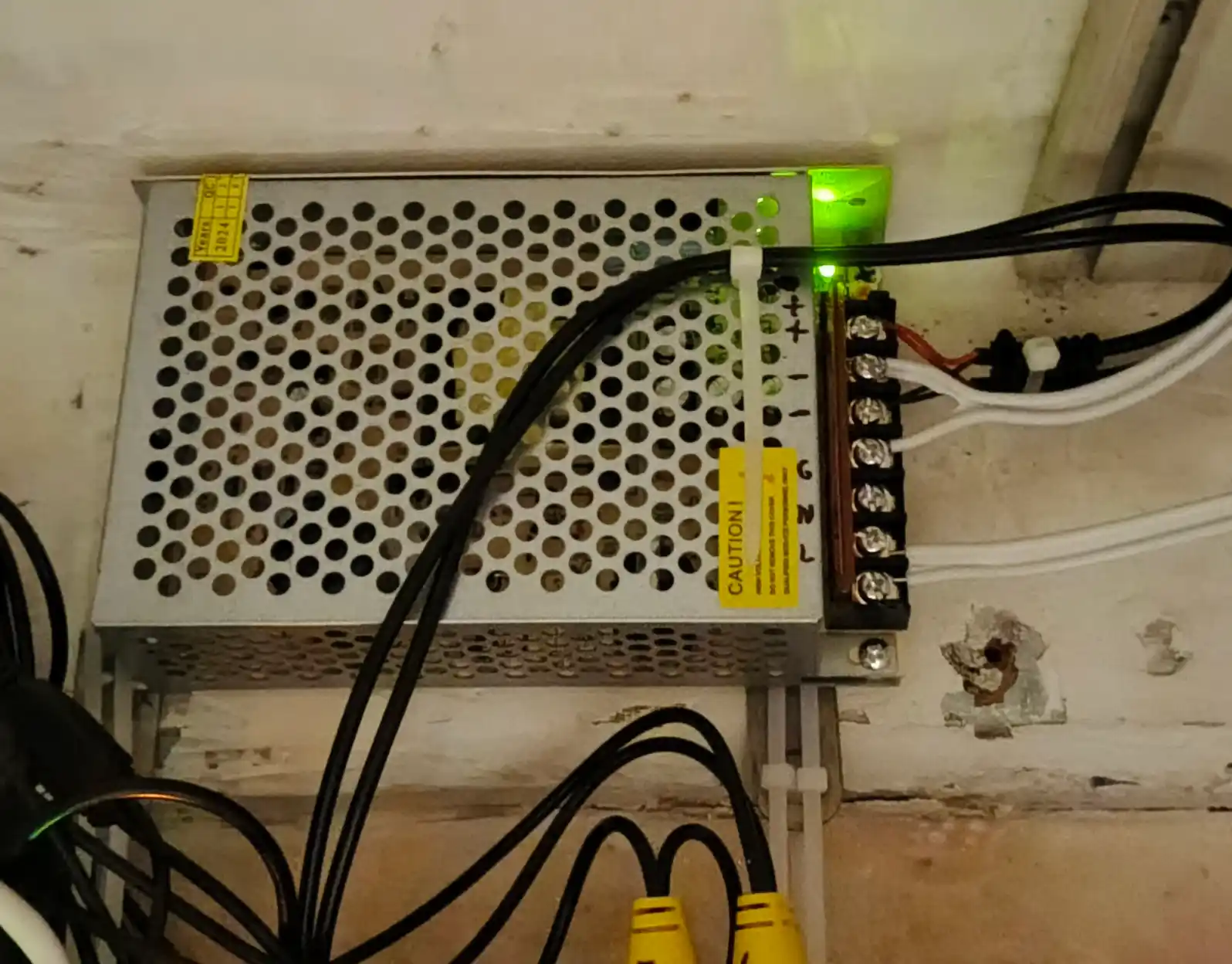 Universal quvvat bloki 12 V 10 A 120 W LED lenta kameralar, elektronika va uskunalar uchun